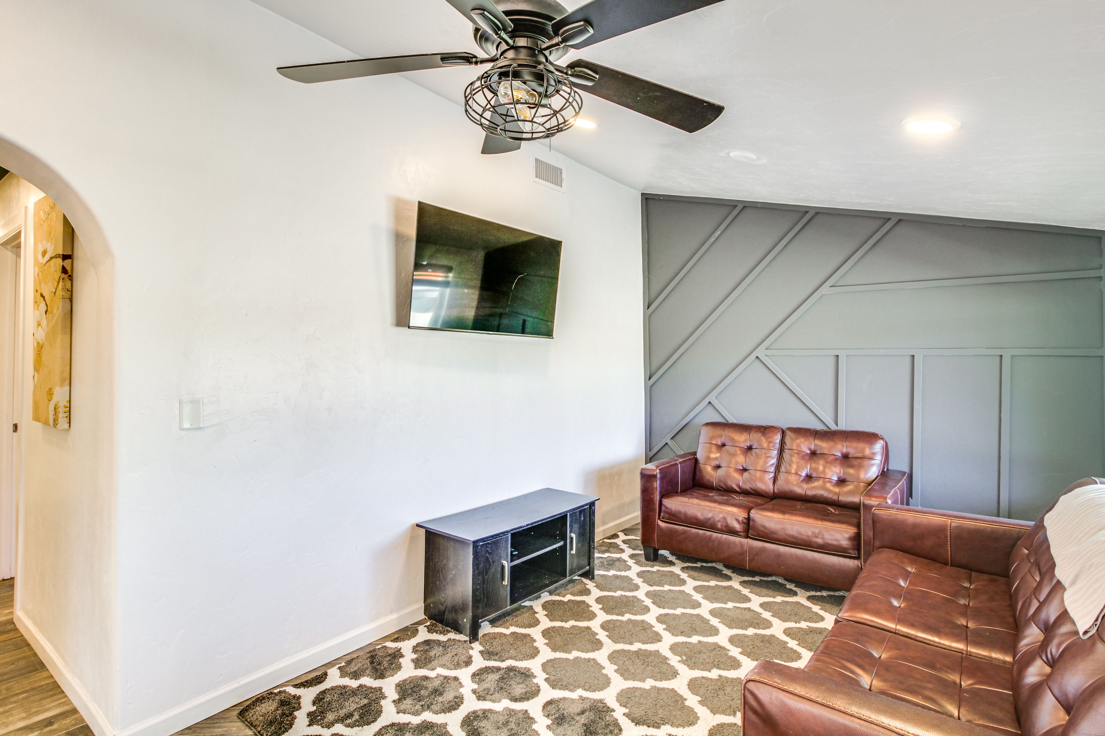 Living Room | Smart TV | Central A/C | Free WiFi | Board Games