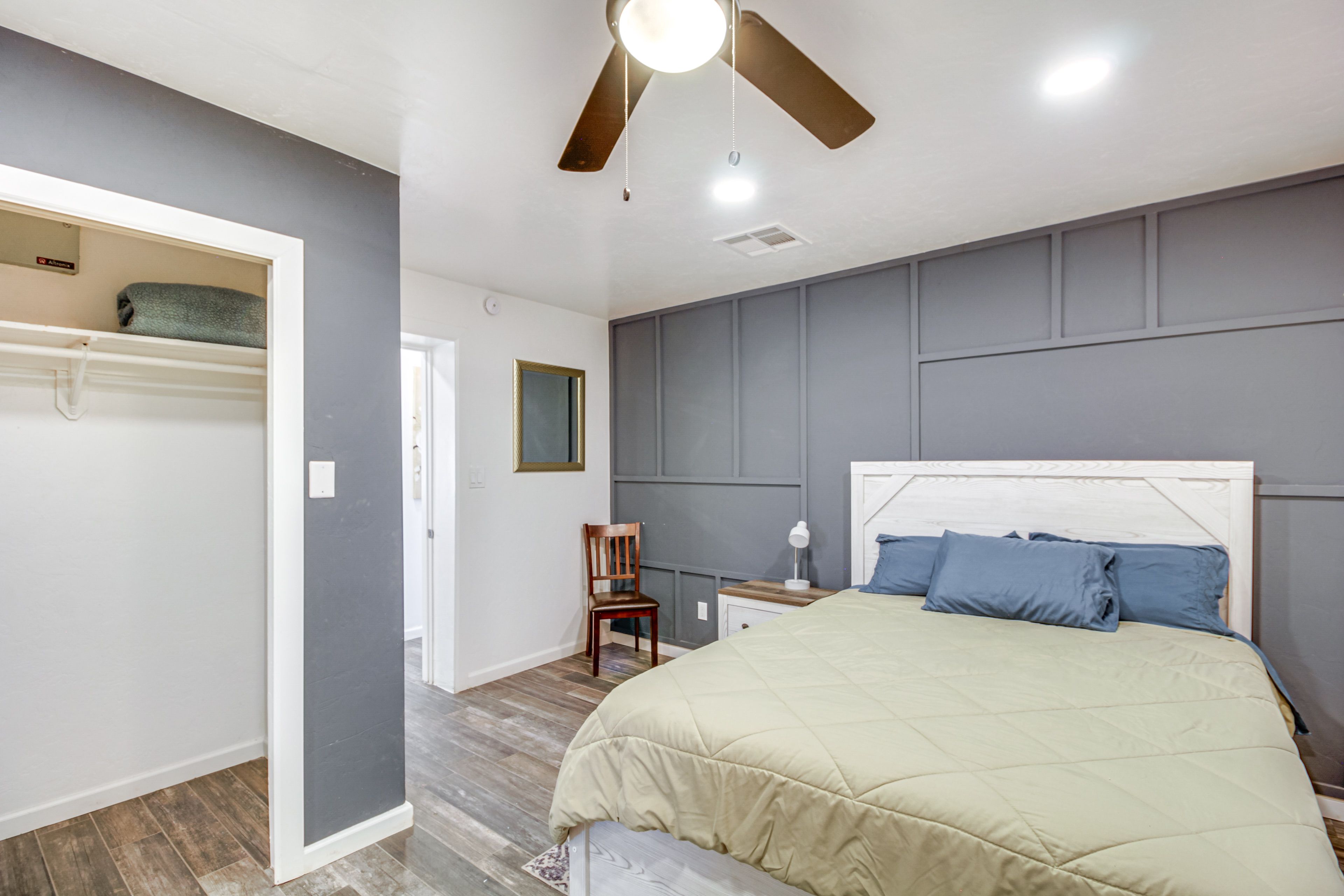 Bedroom 1 | Queen Bed
