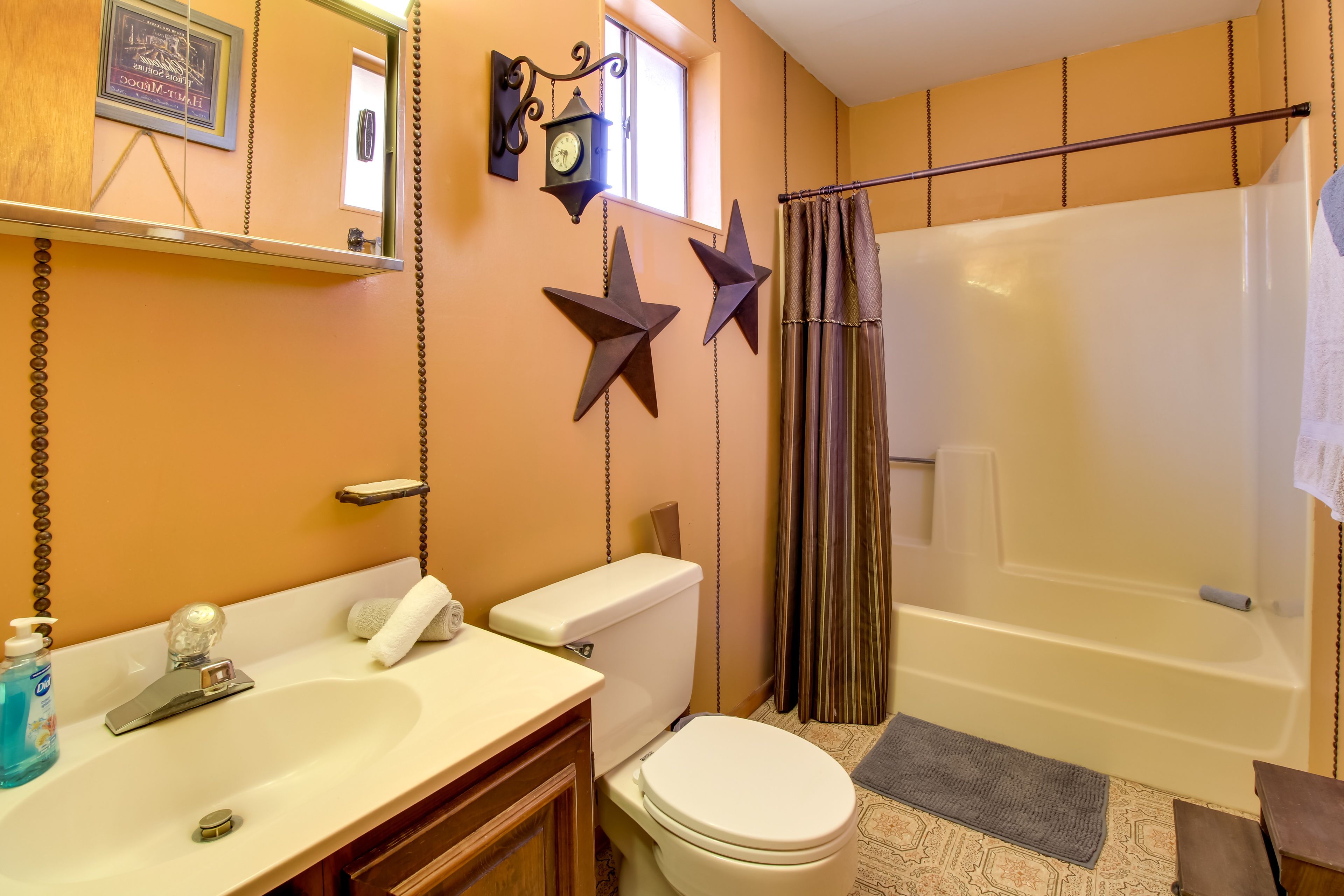 Full Bathroom | 2nd Floor | Shower/Tub Combo
