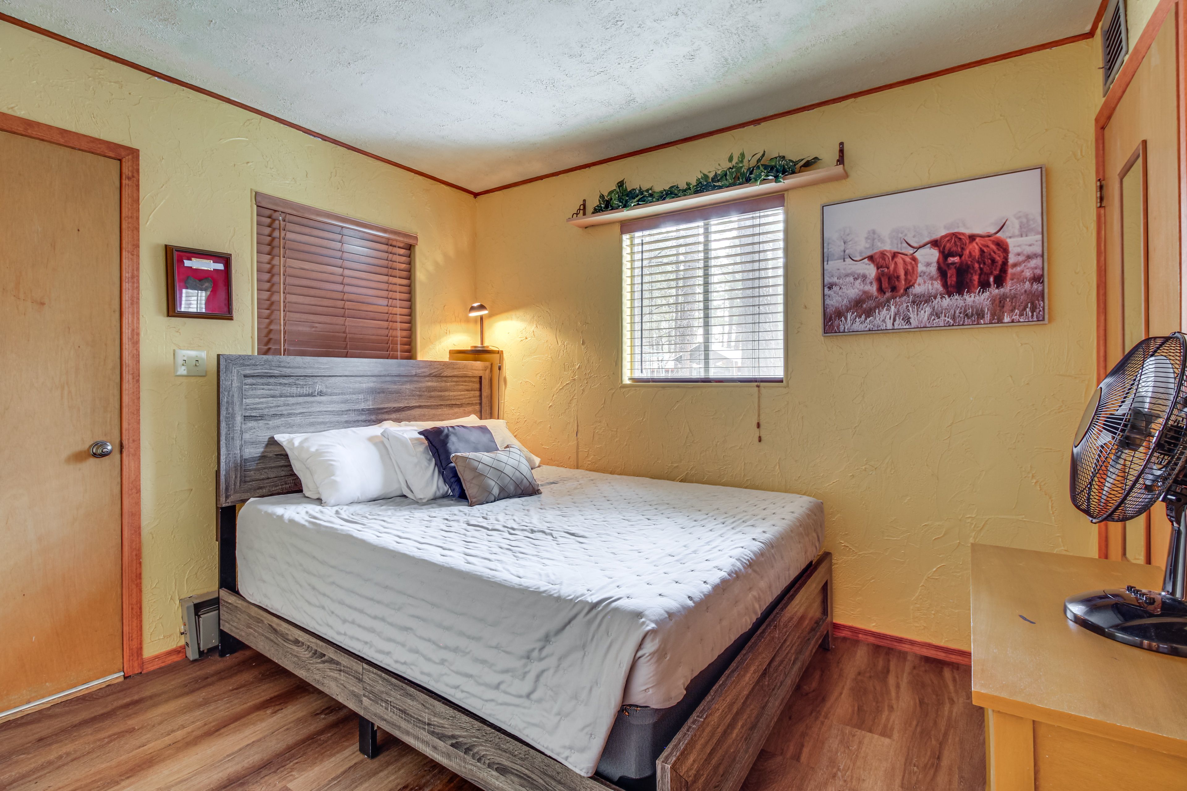 Bedroom 1 | Queen Bed | 1st Floor | Linens Provided