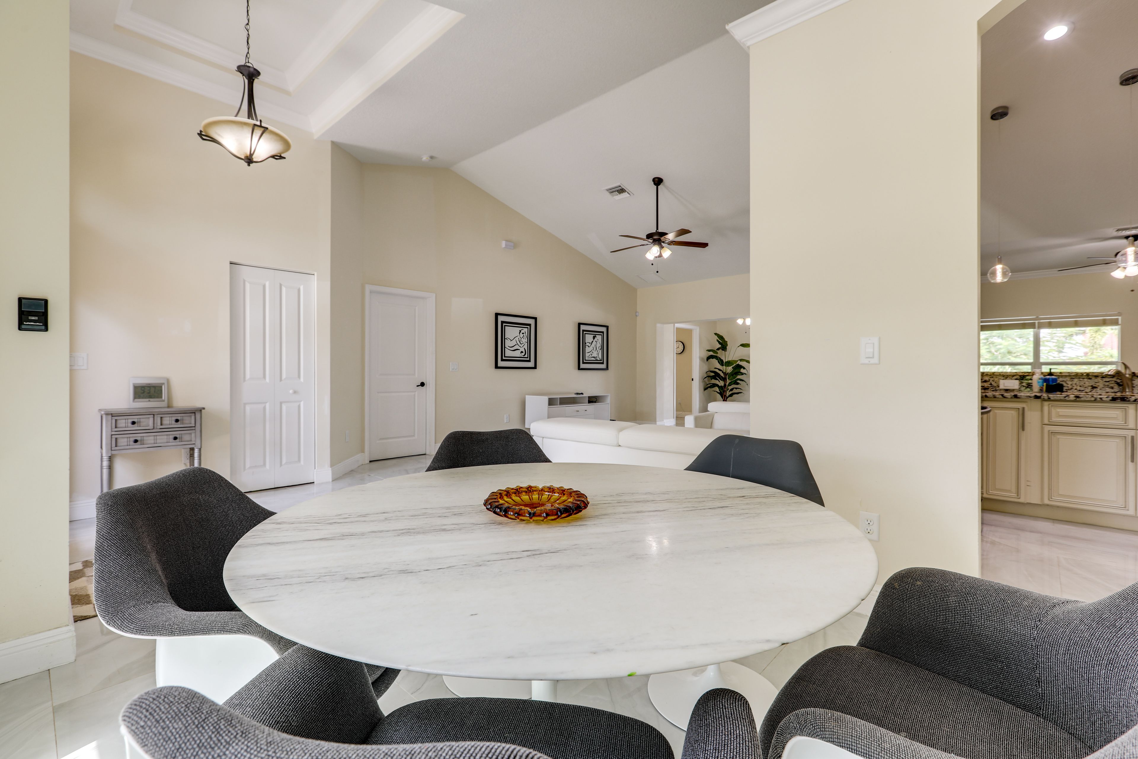 Dining Area | Dishware & Flatware Provided