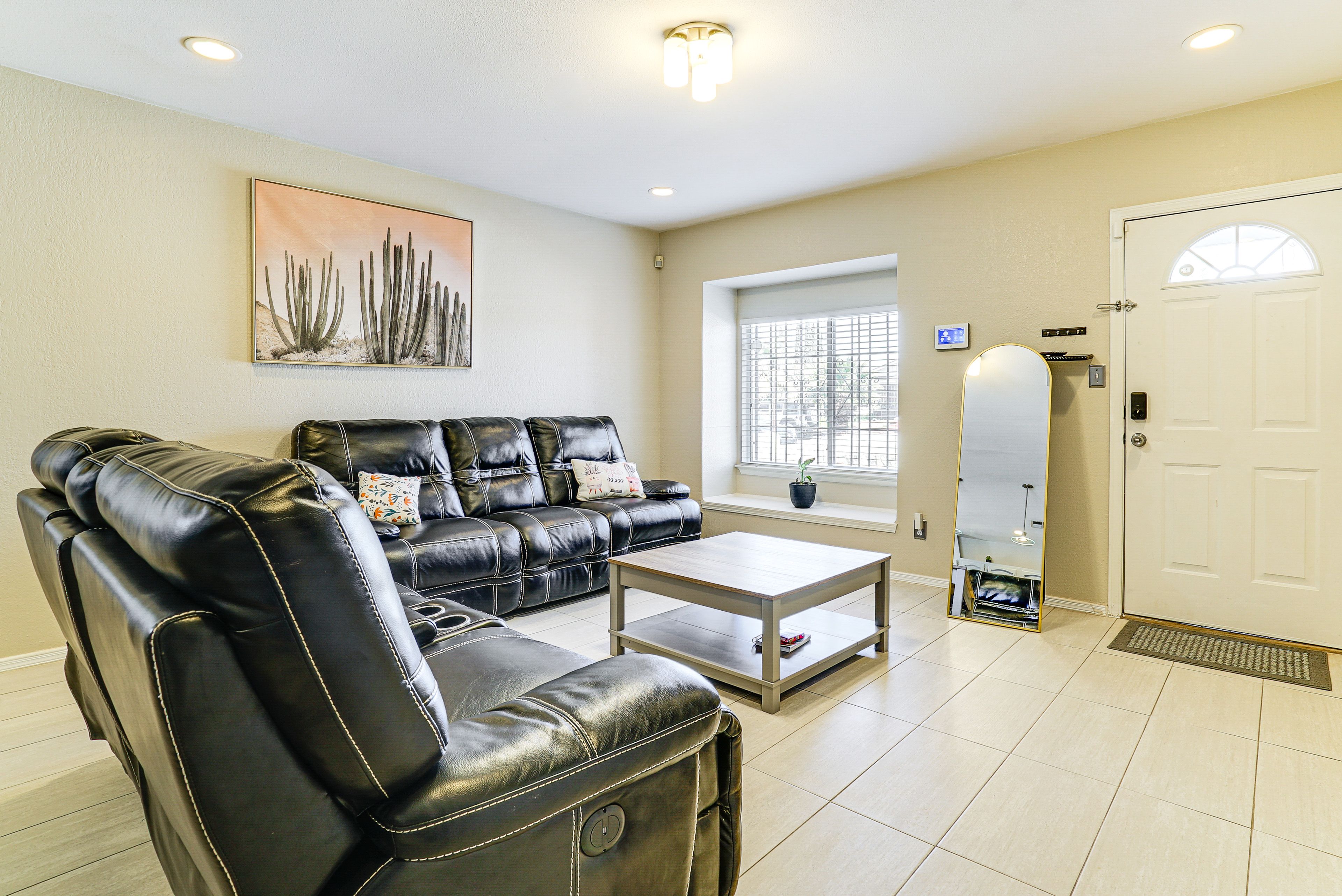Living Room | Smart TV | Free WiFi