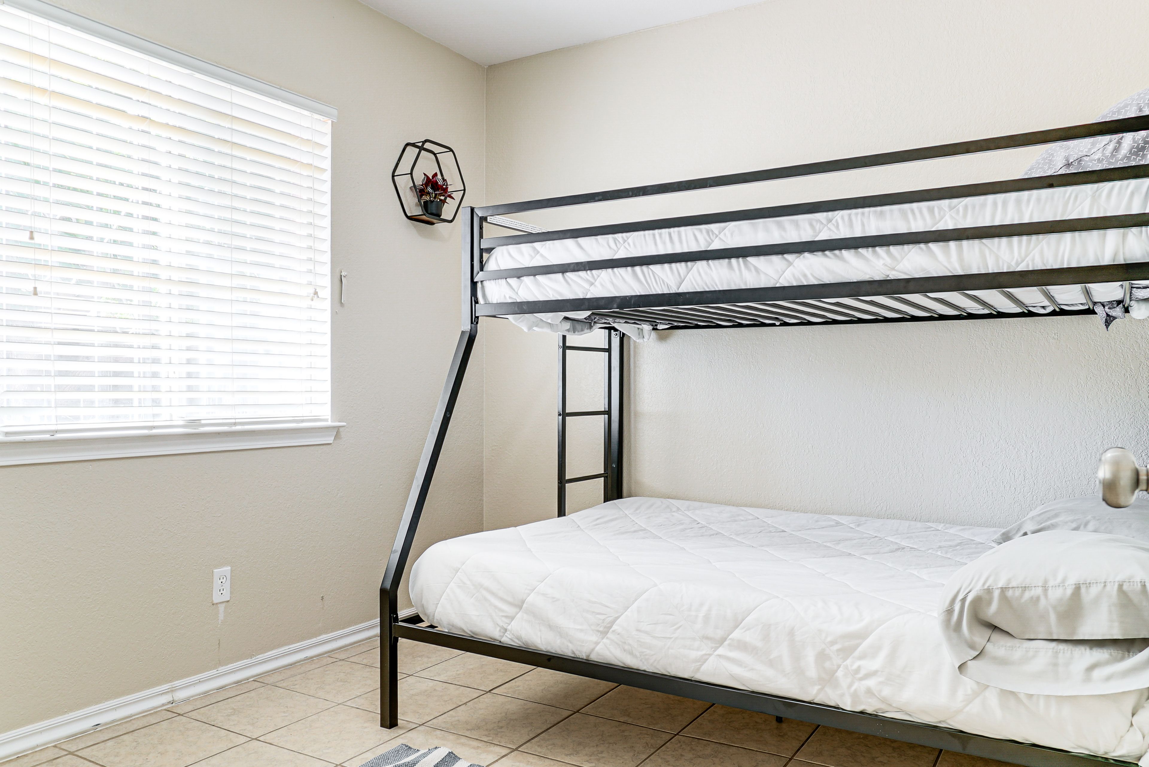 Bedroom 2 | Twin/Queen Bunk Bed