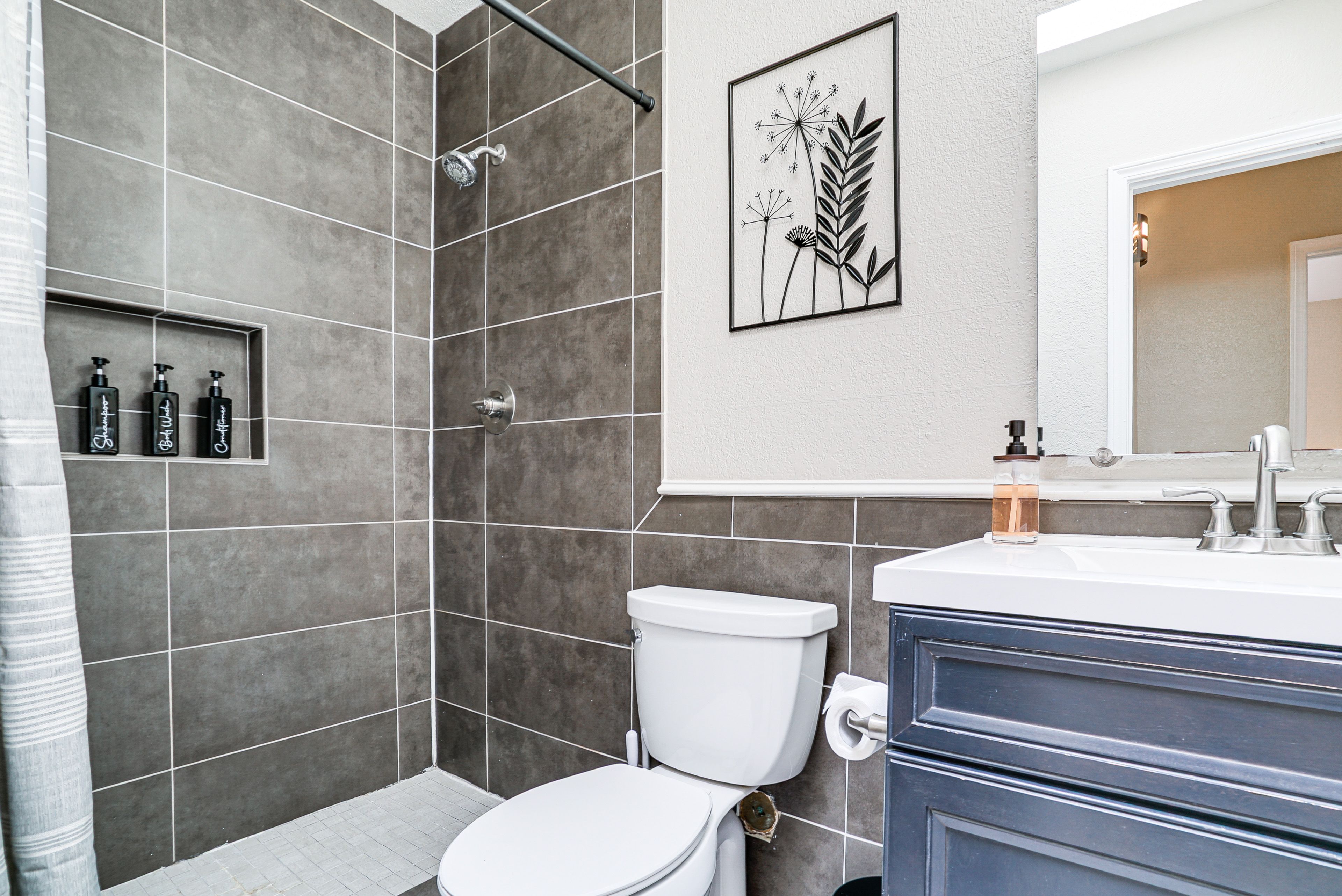 Full Bathroom | Towels Provided