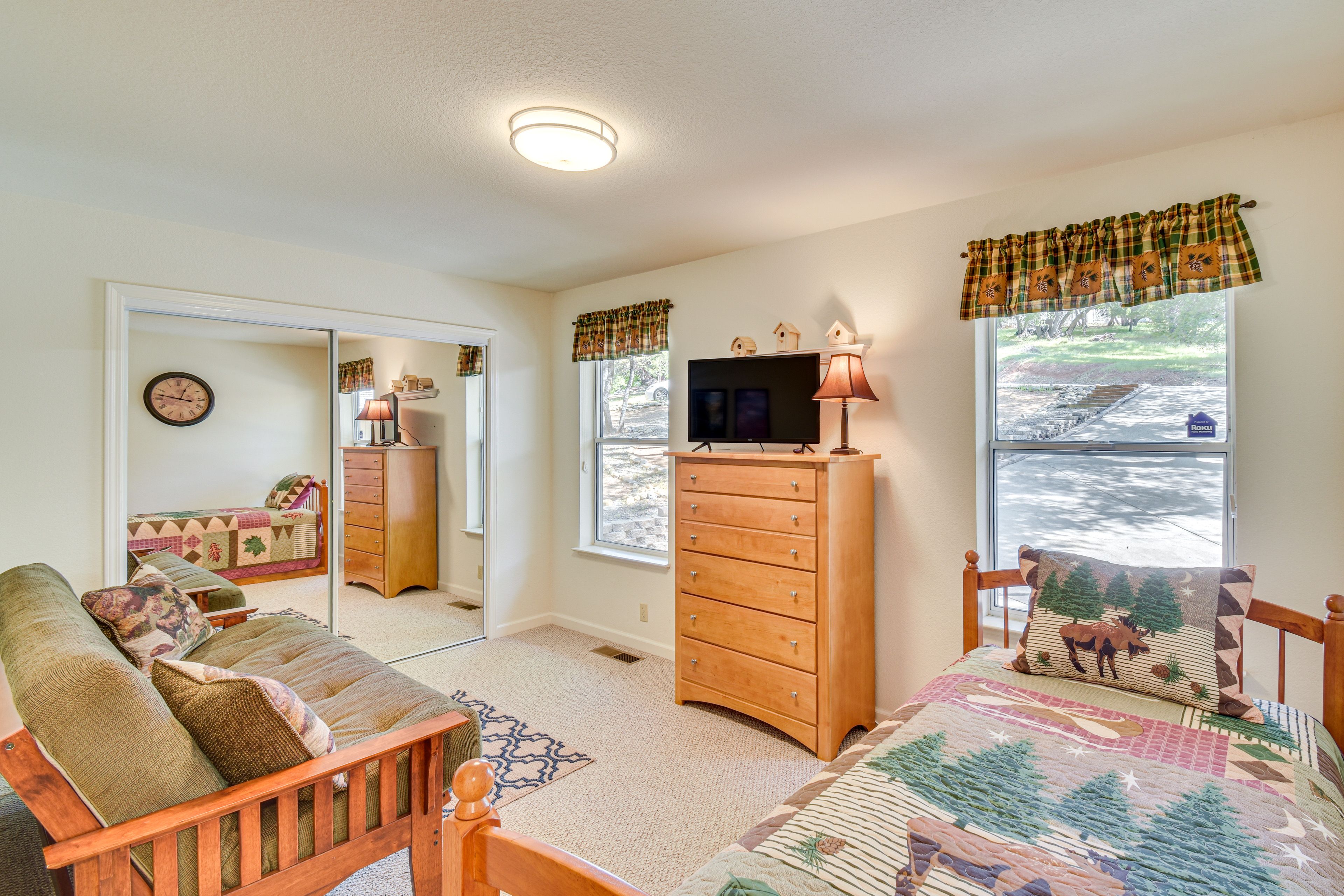 Bedroom 3 | Twin Bed | Futon | Smart TV | Upper Floor