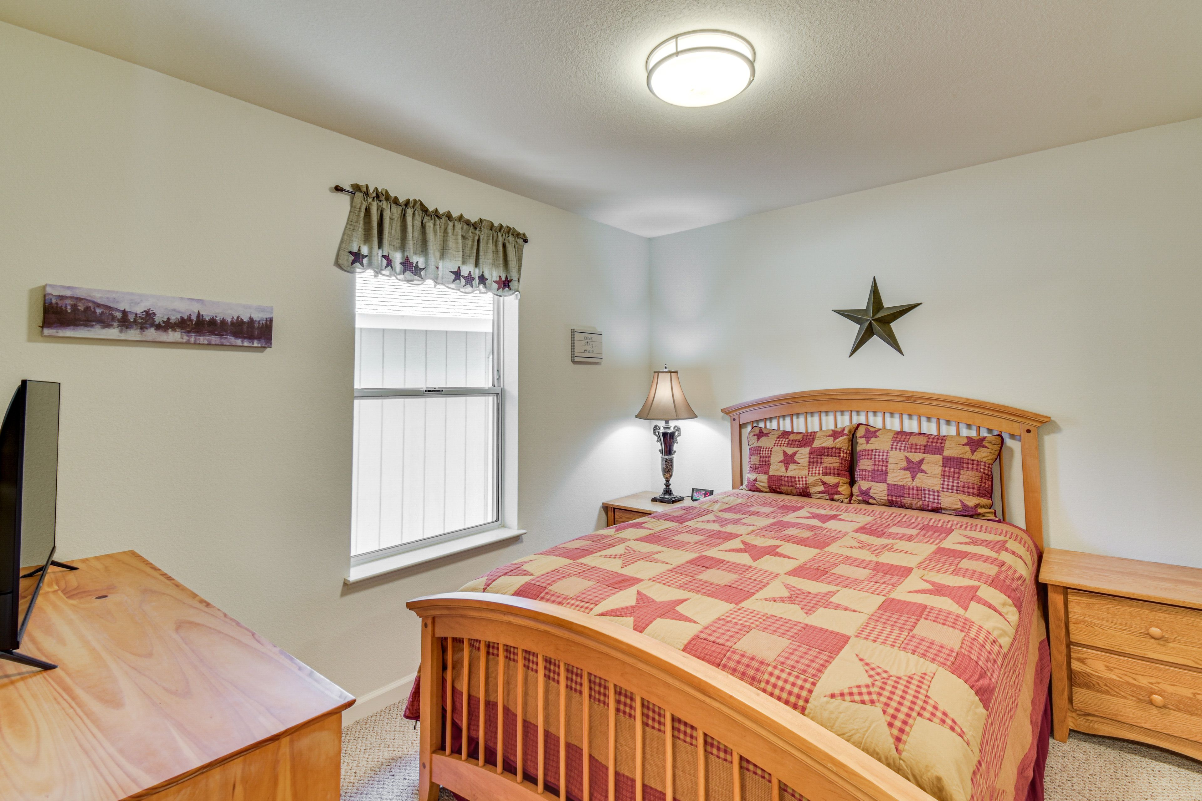 Bedroom 2 | Queen Bed | Smart TV | Upper Floor