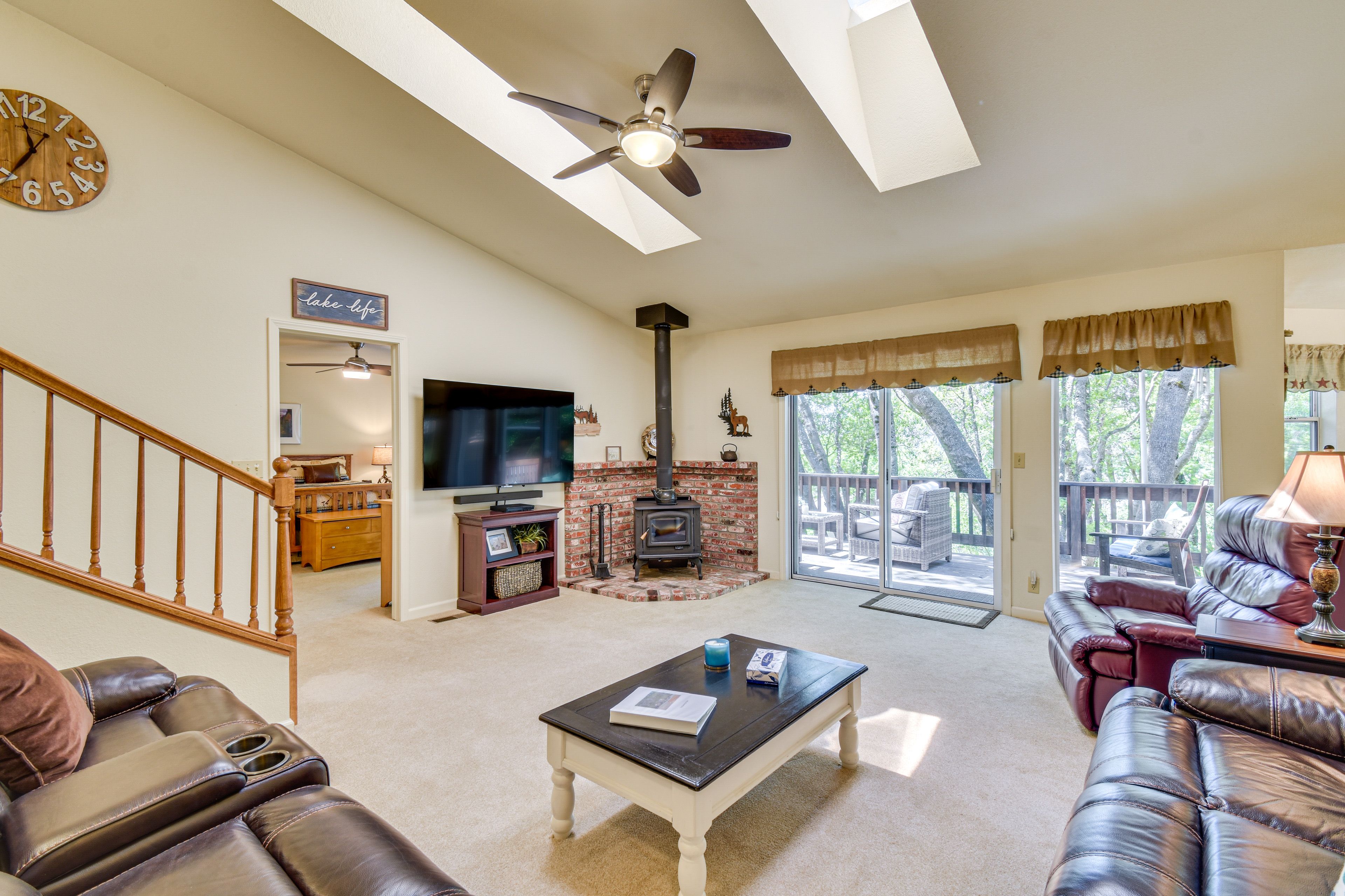 Living Room | Free WiFi | Smart TV | Lower Floor