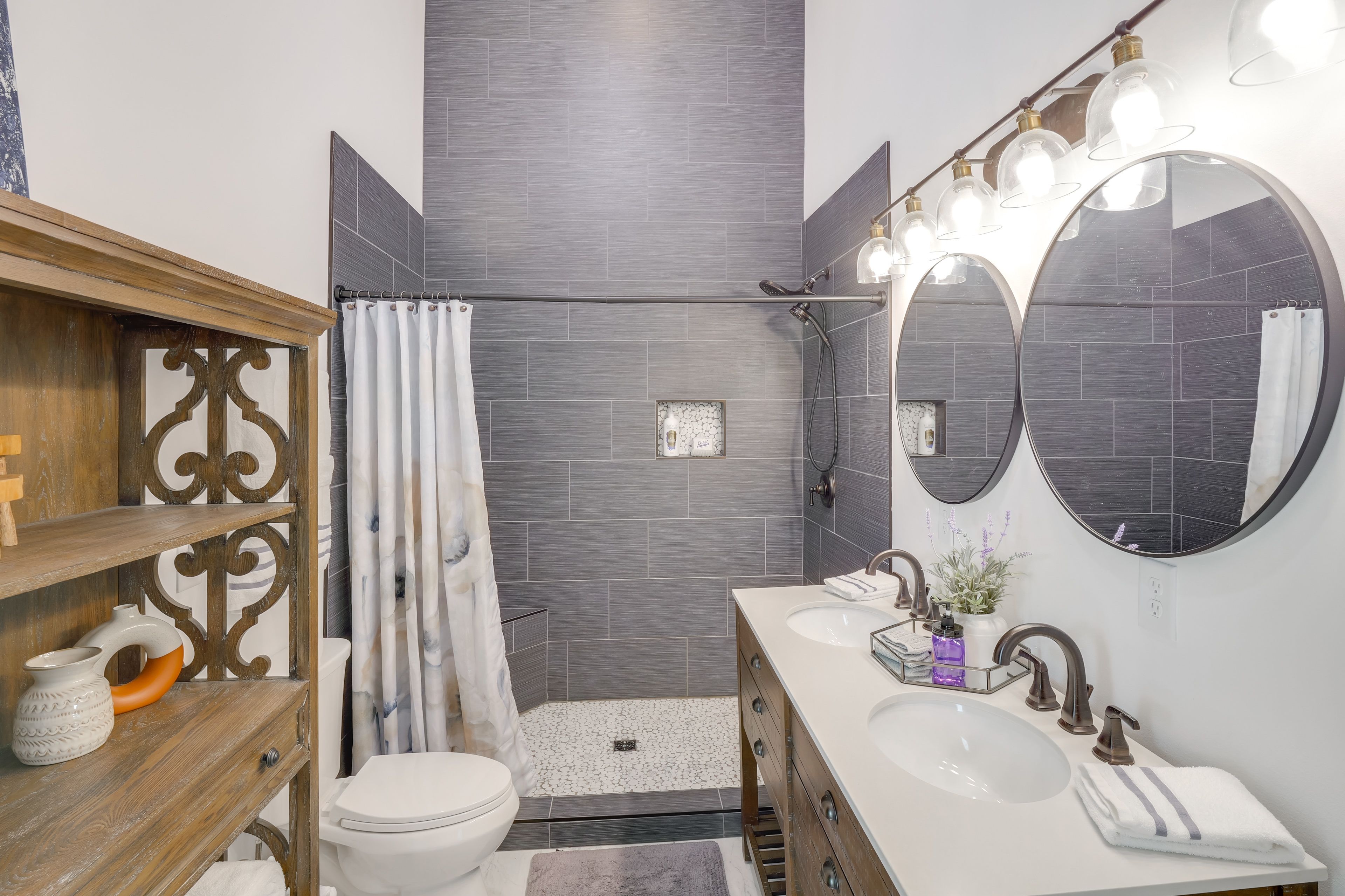 Full Bathroom | Towels Provided | 1st Floor