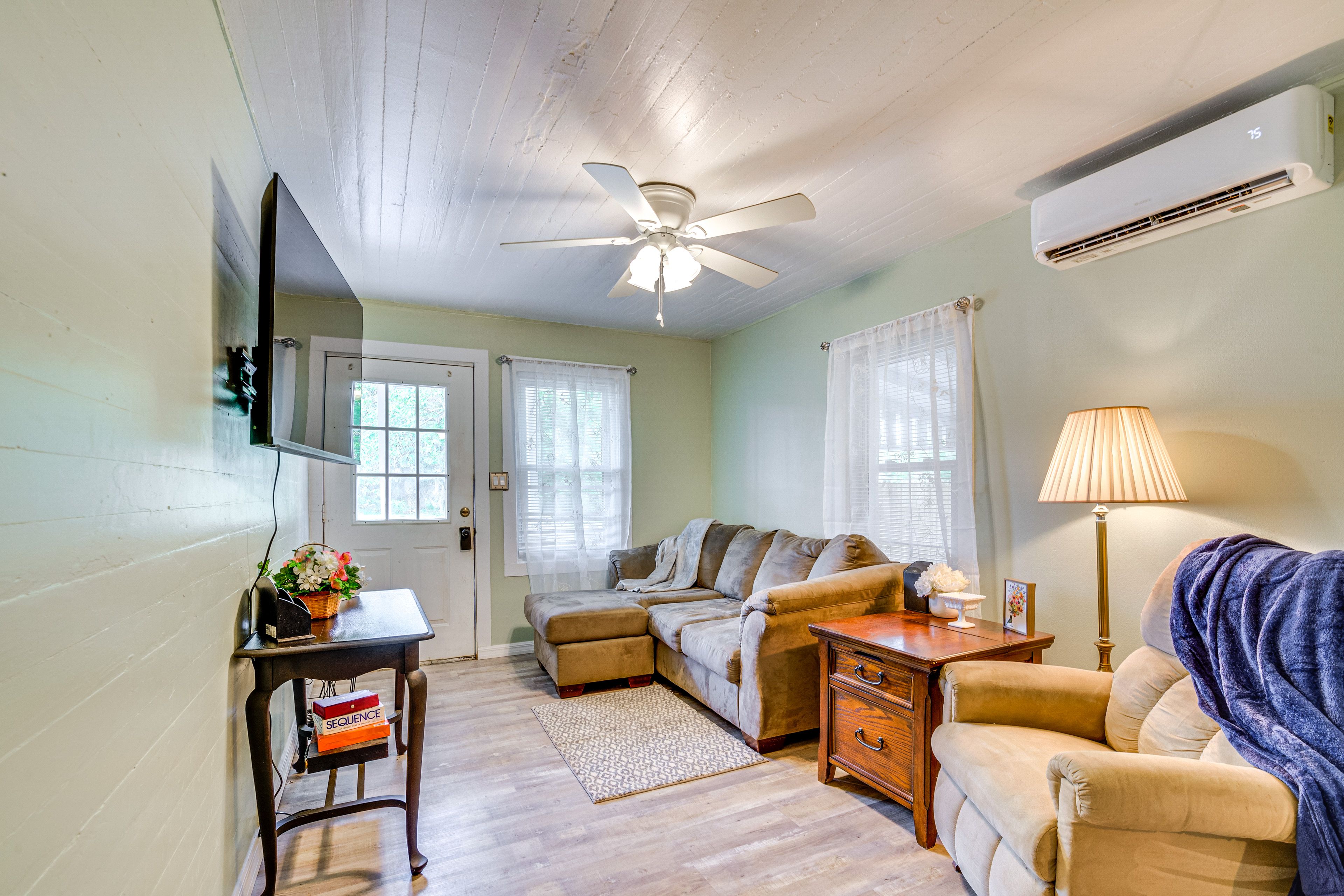 Living Room | Free WiFi | Smart TV | Central A/C