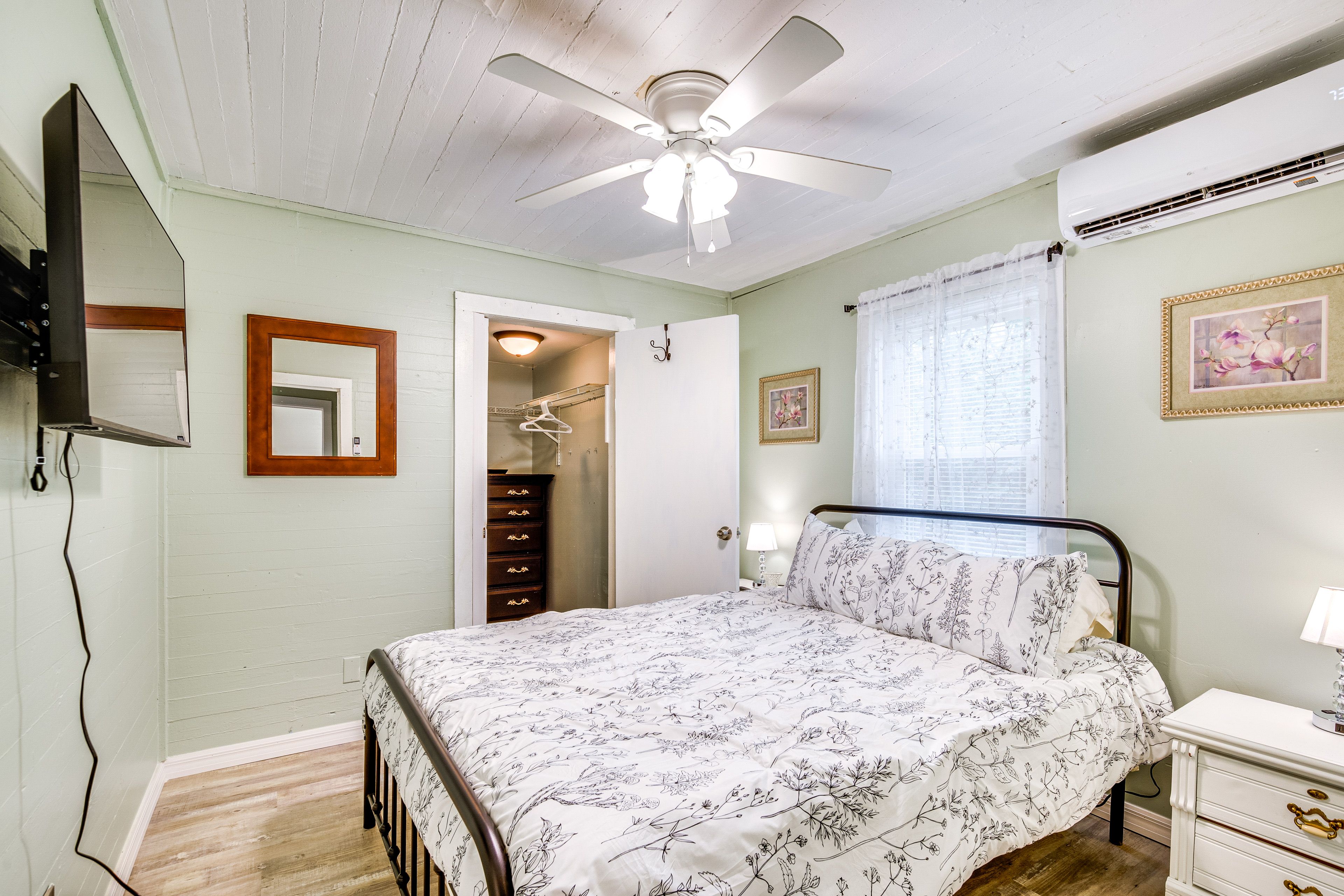 Bedroom 1 | Queen Bed