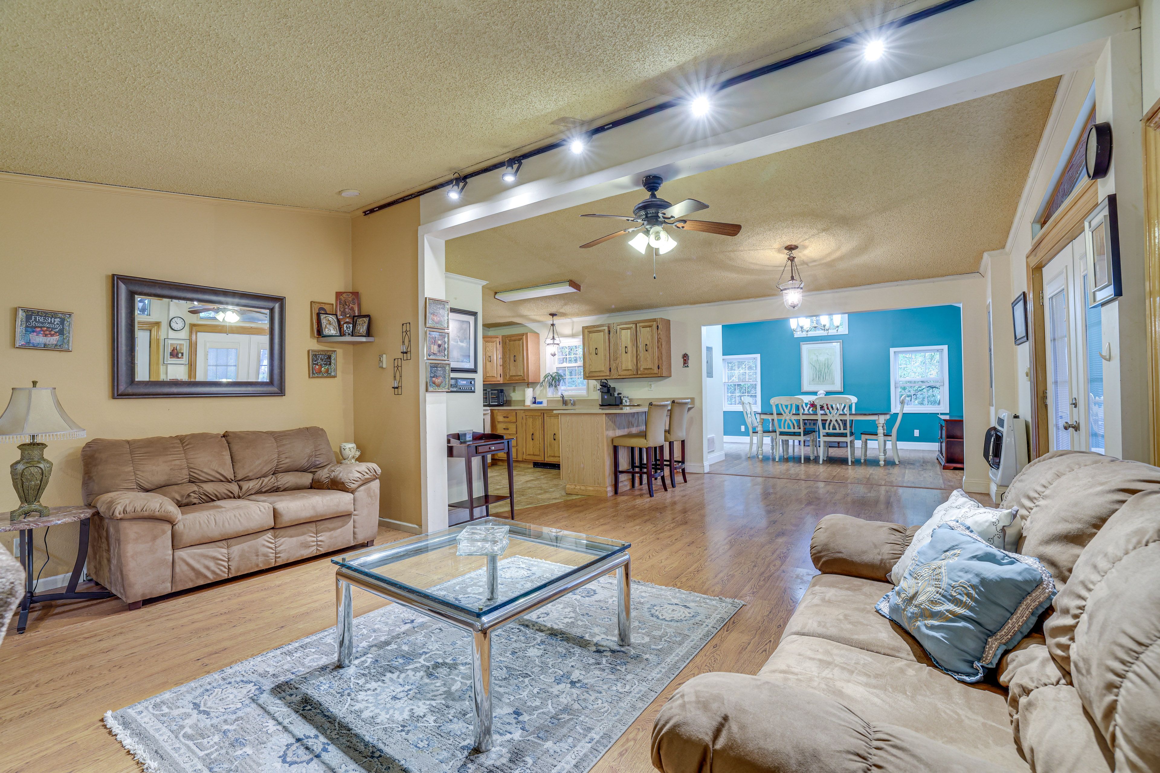 Living Room | Free WiFi | Smart TV