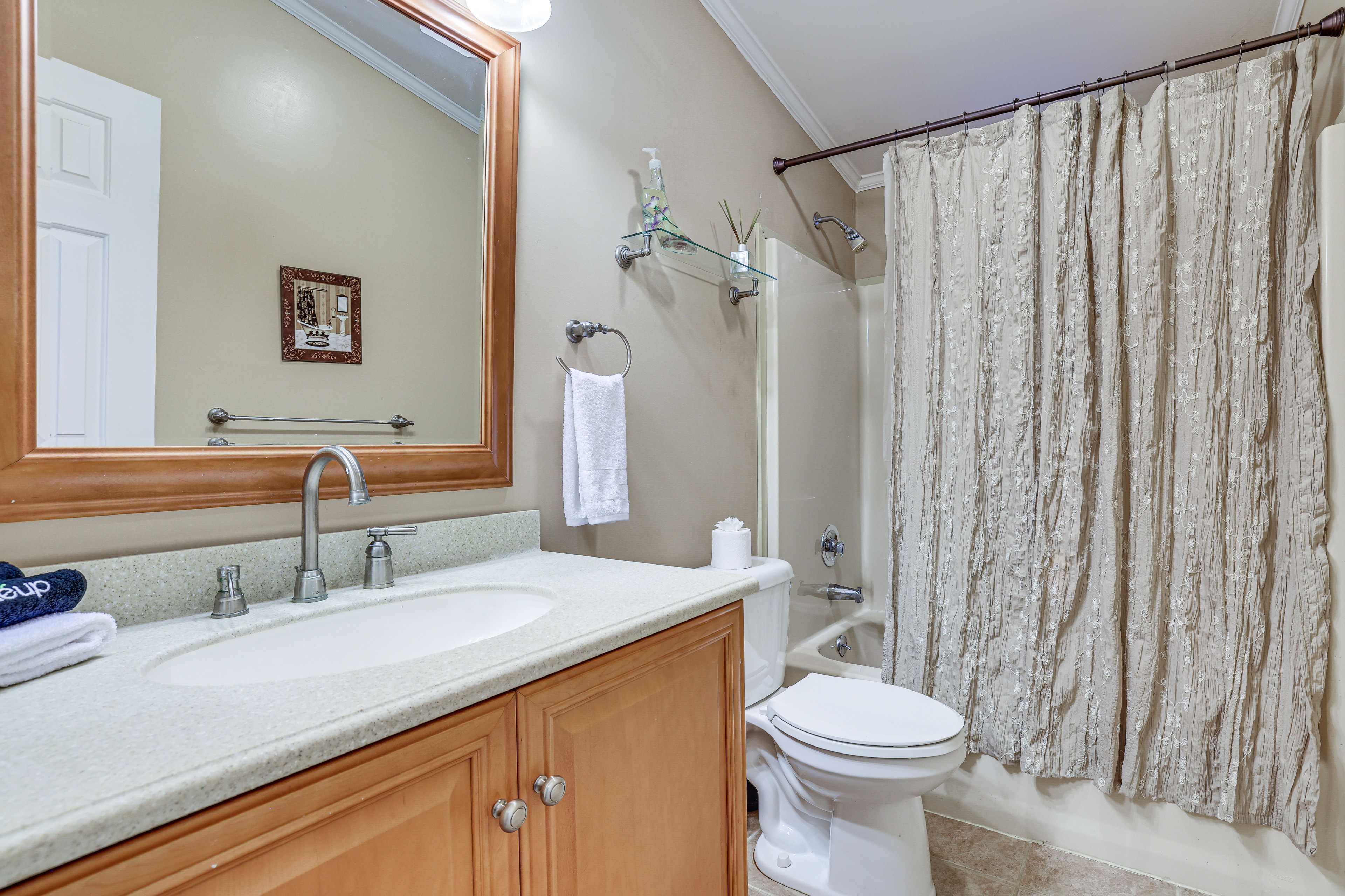 Full Bathroom | Main Level | Towels Provided