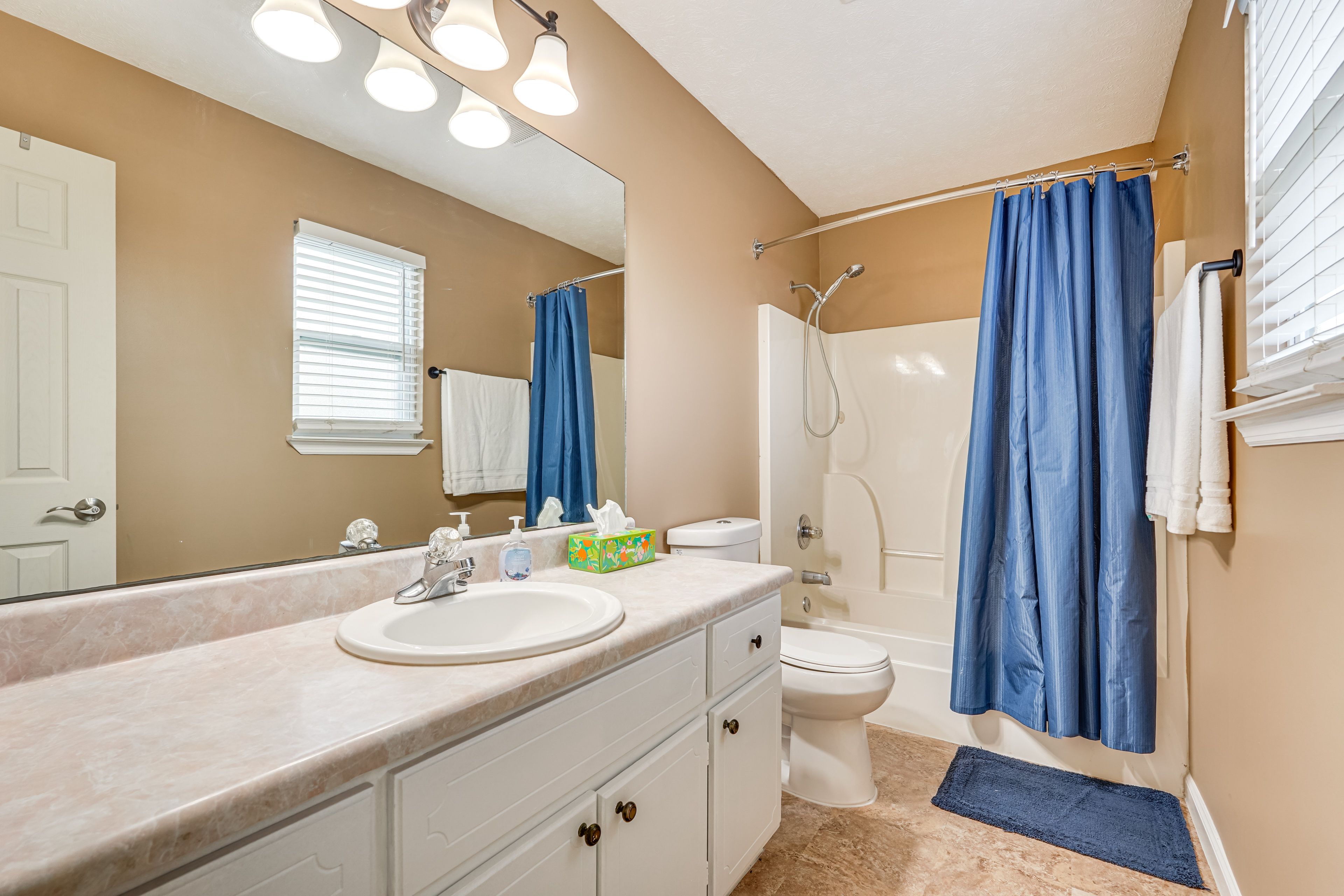 Full Bathroom | Towels Provided