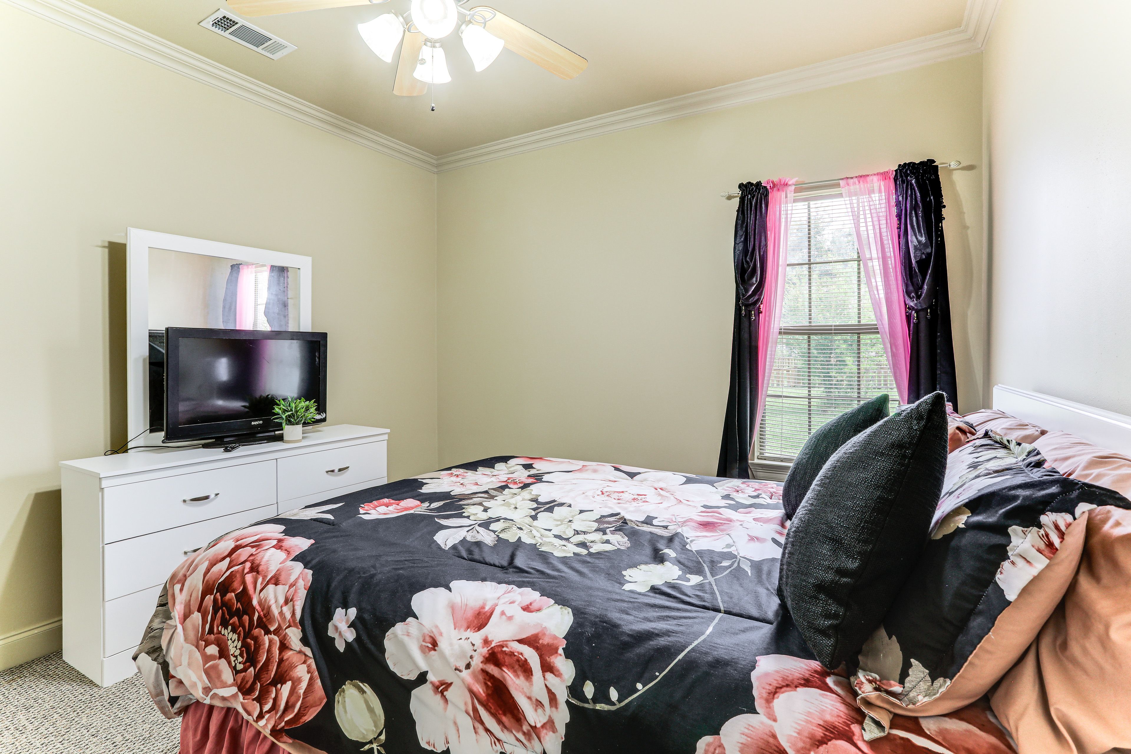 Bedroom 4 | Queen Bed