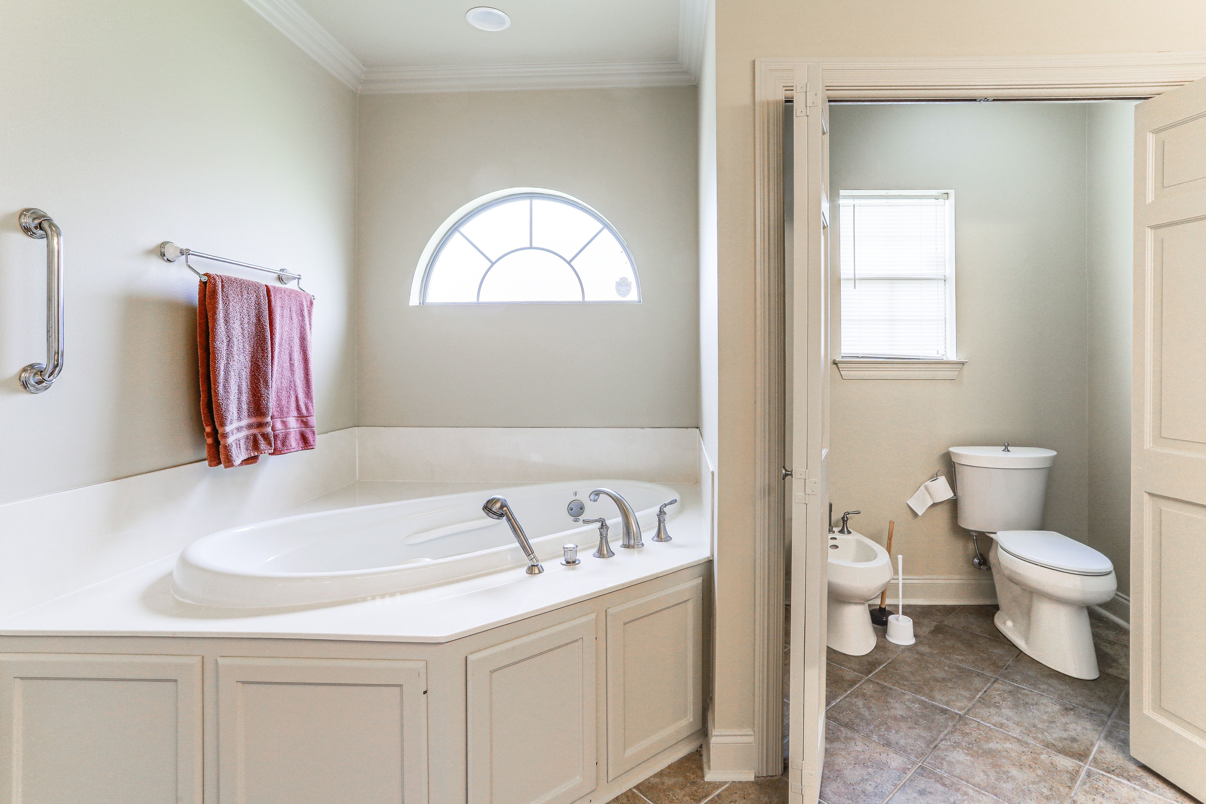 Full Bathroom | Towels Provided