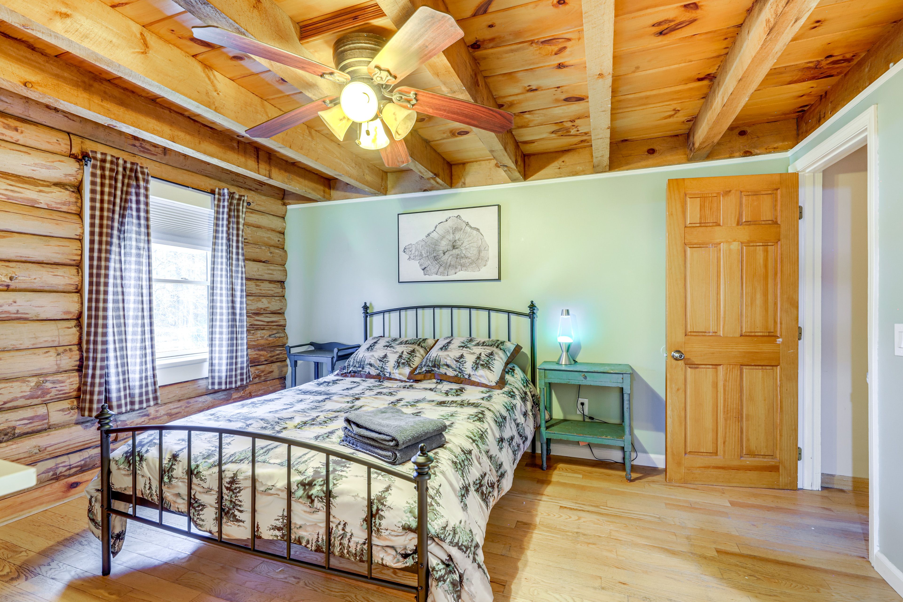Bedroom 1 | Queen Bed | 1st Floor