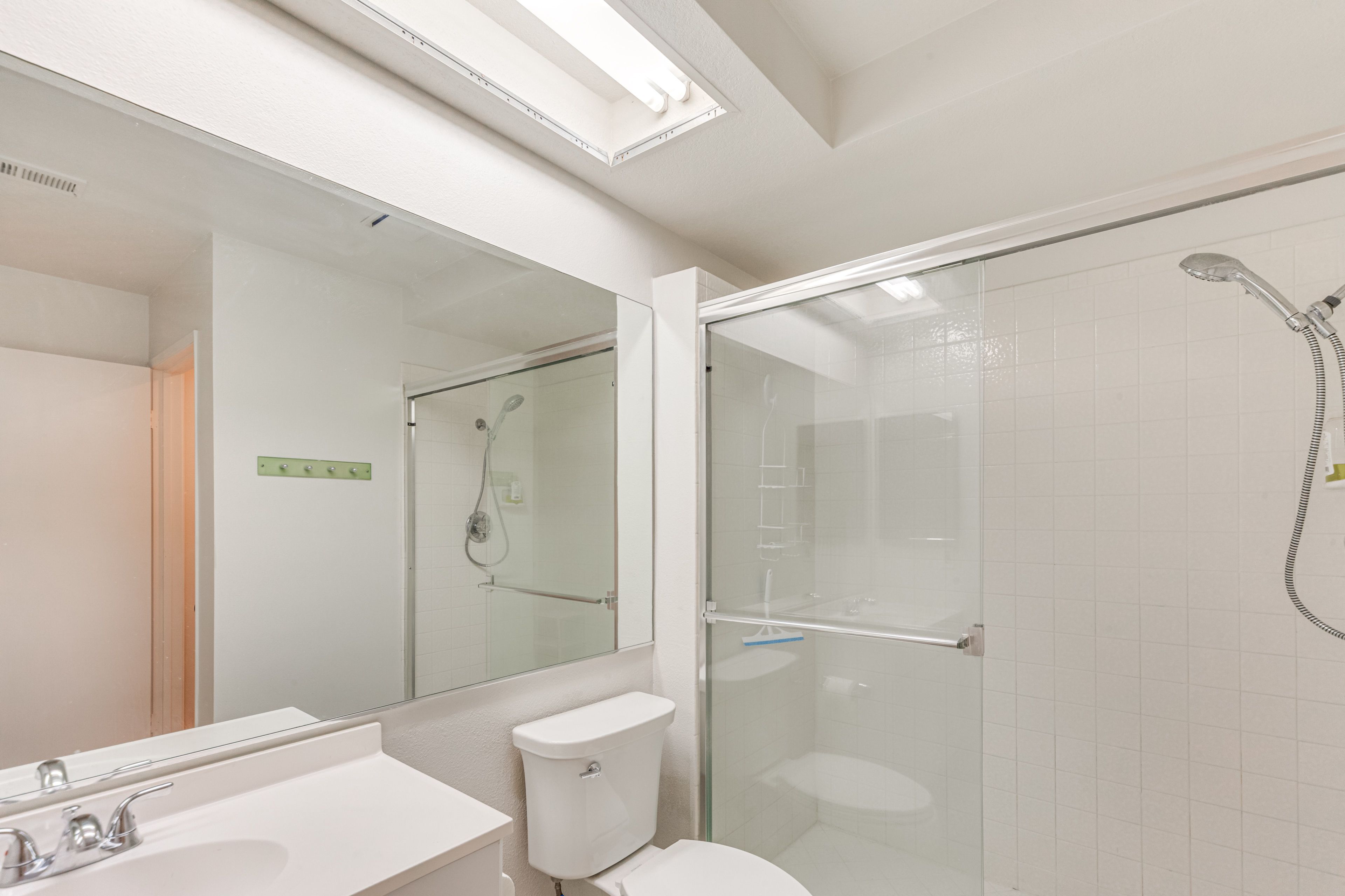 Full Bathroom | Complimentary Toiletries