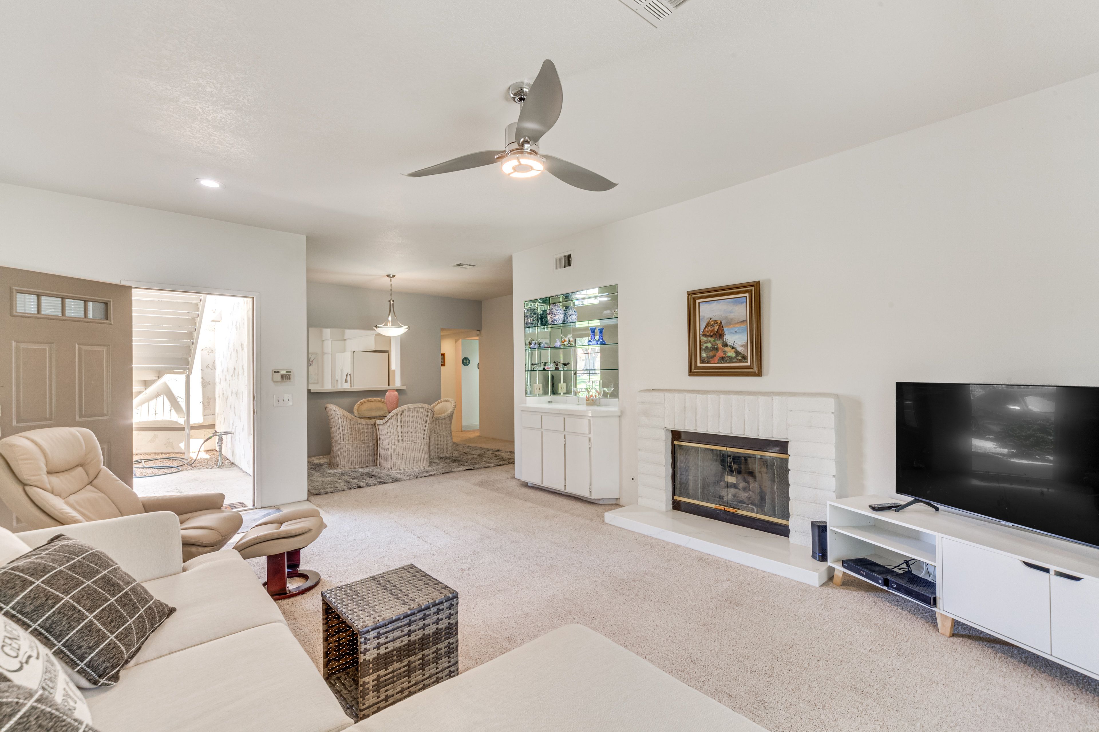 Living Space | Gas Fireplace | Central A/C & Heat | Free WiFi | Smart TV