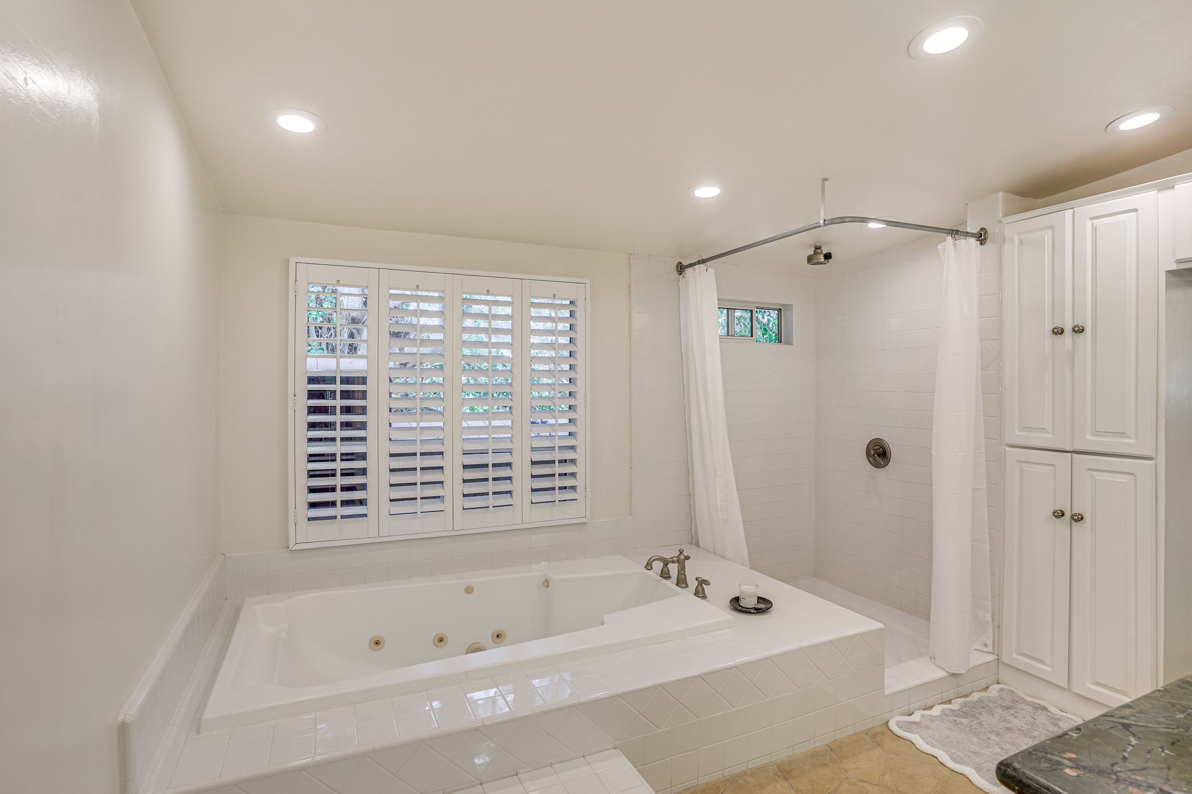En-Suite Bathroom | Jetted Tub | Towels Provided