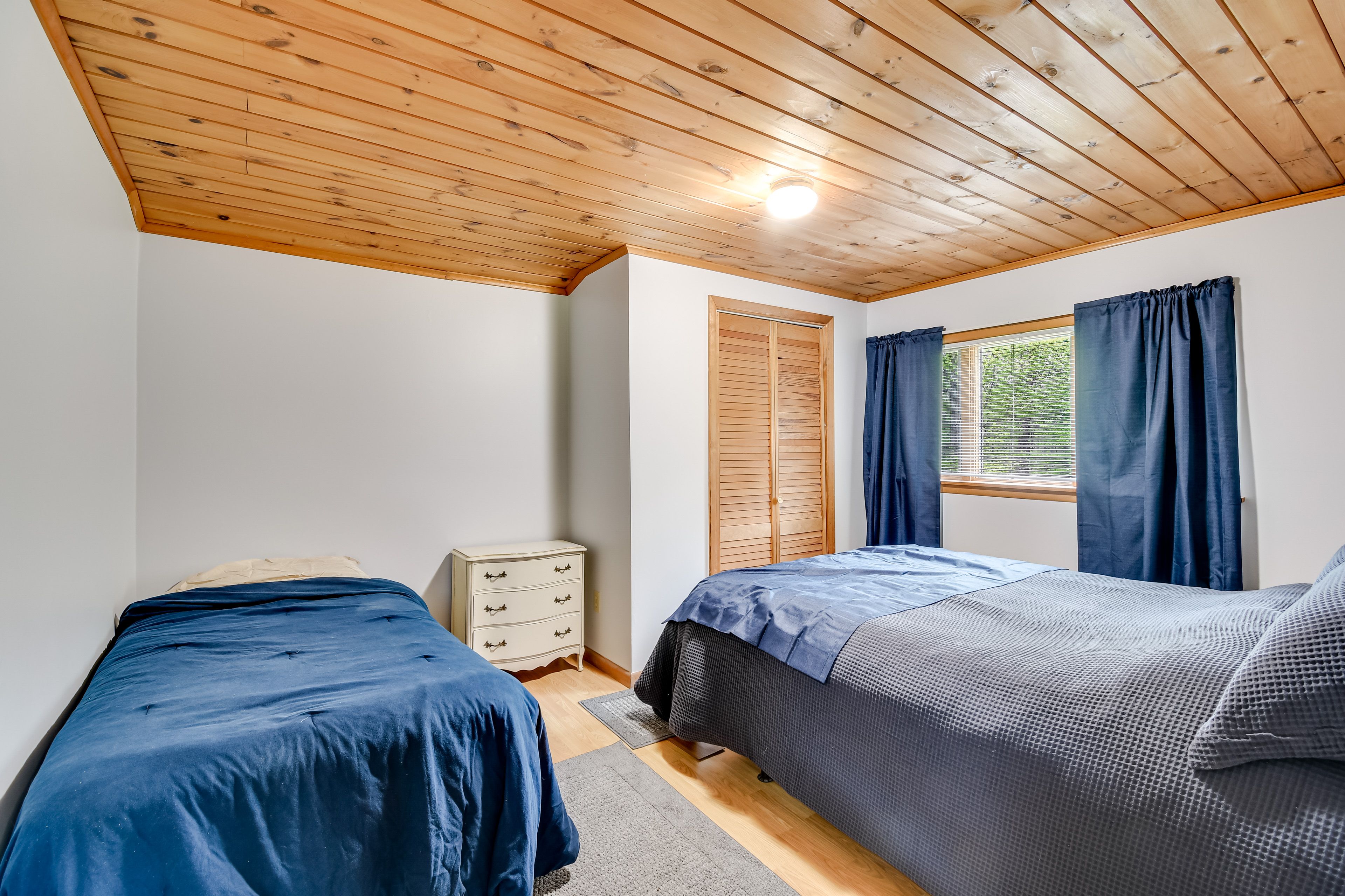 Bedroom 1 | Queen Bed | Twin Bed