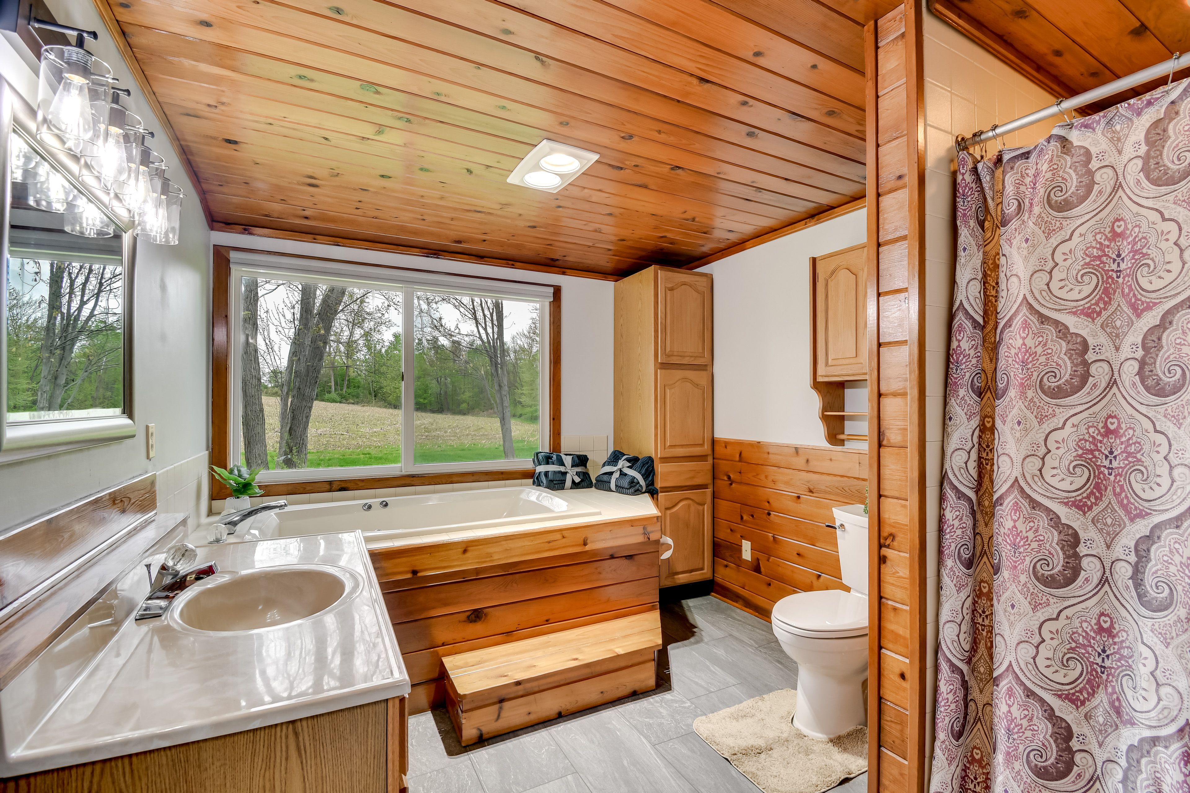 Full Bathroom | Towels Provided | Jetted Tub