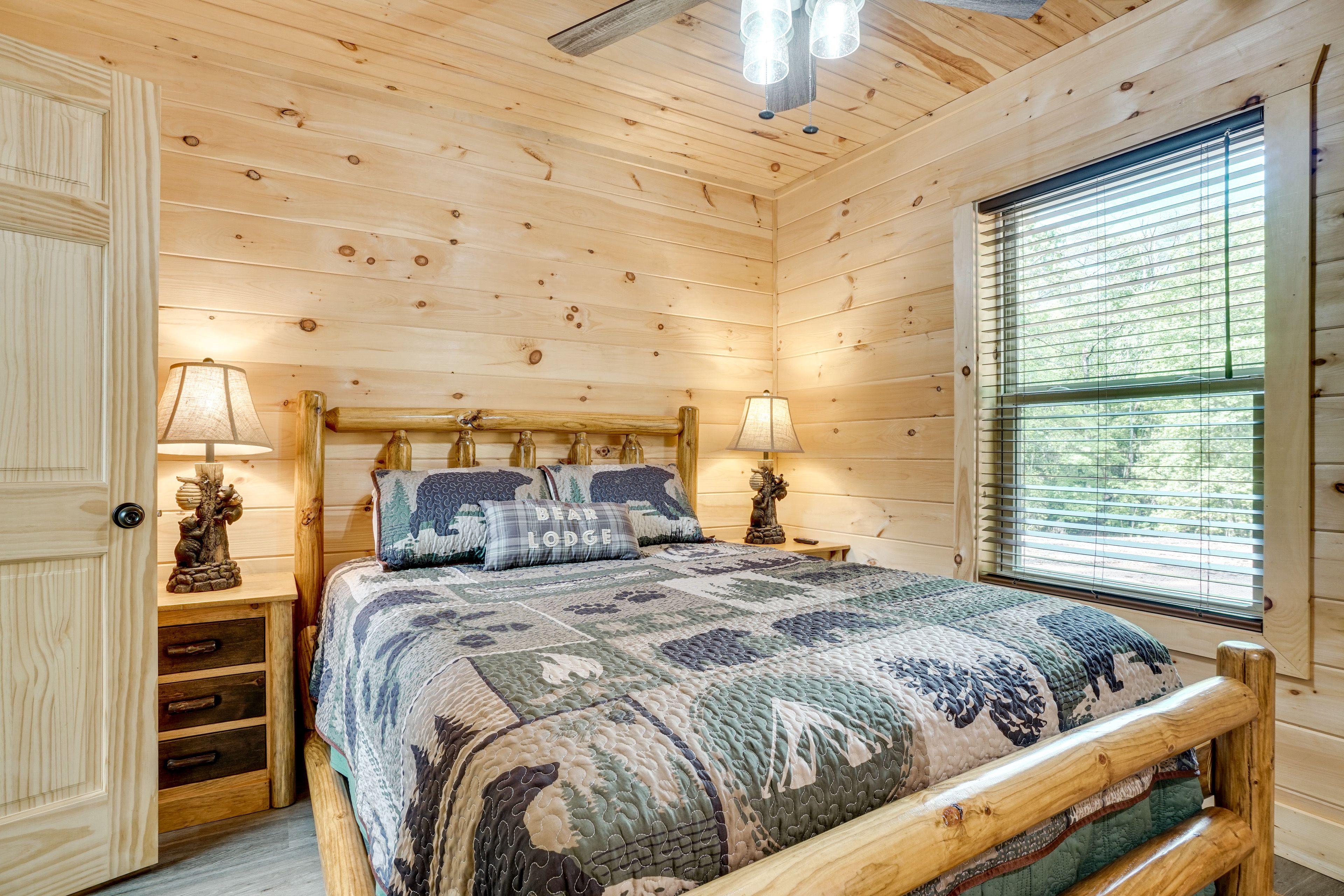 Bedroom | Queen Bed | Main Floor