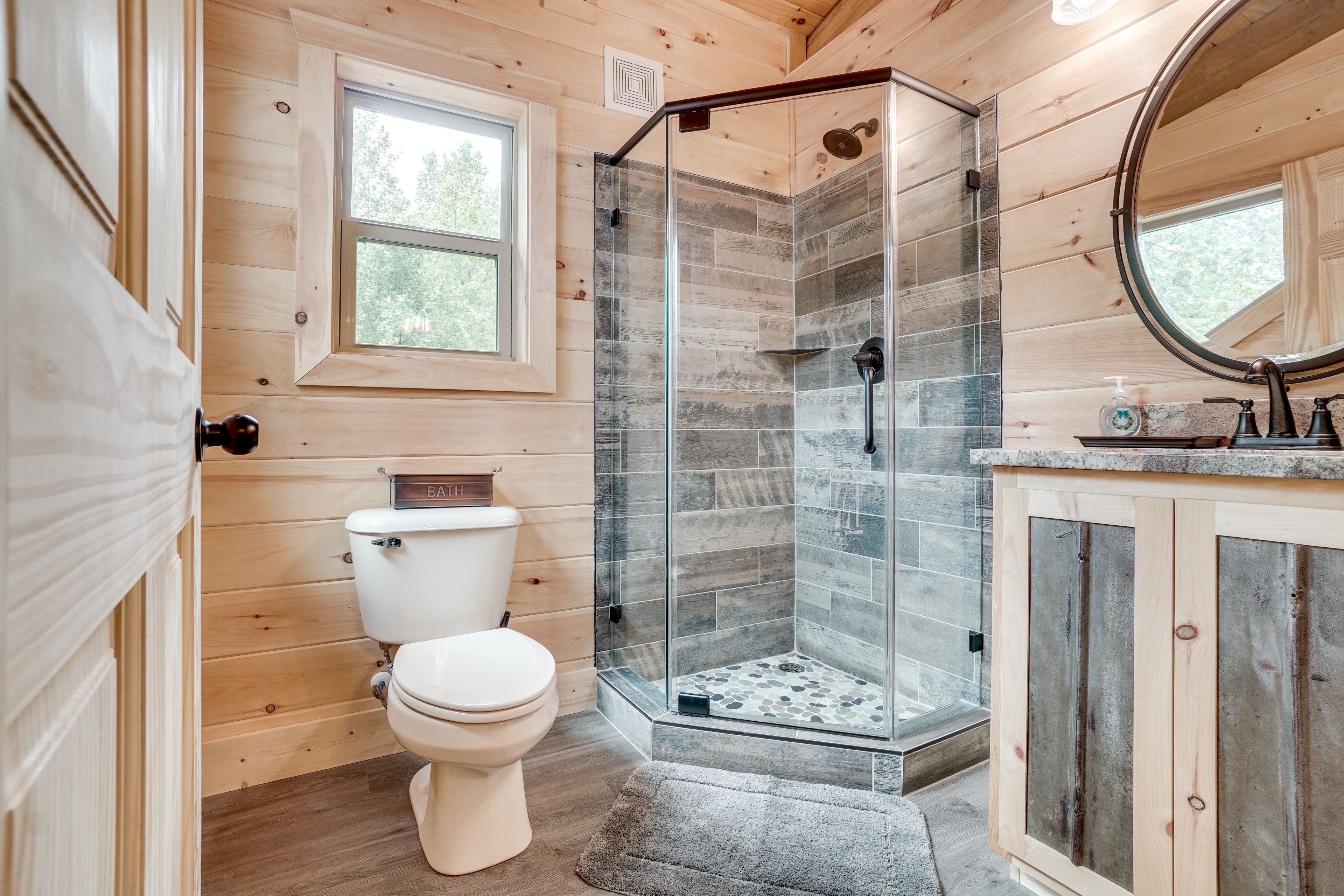 Full Bathroom | Towels Provided | Loft