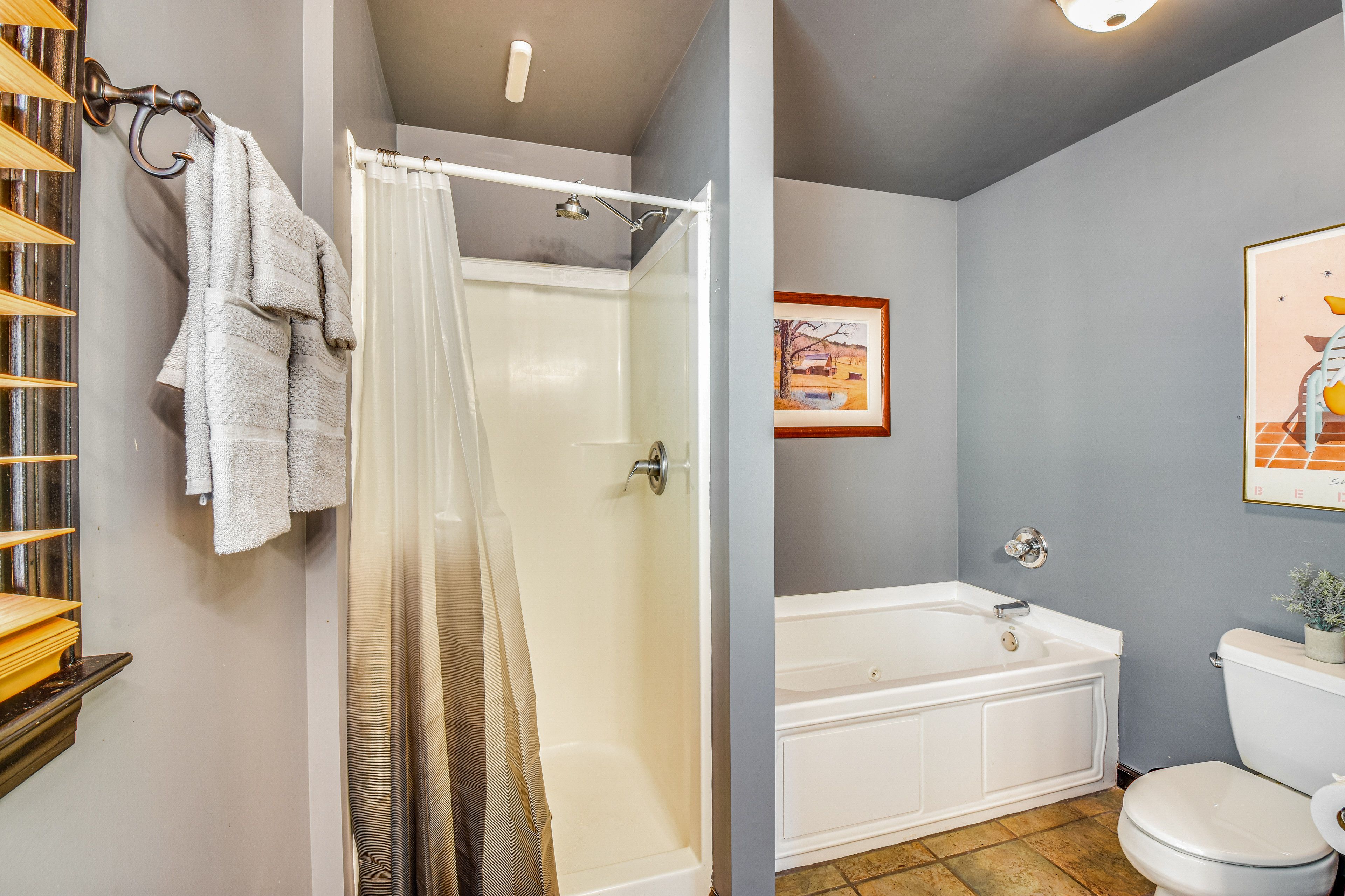 En-Suite Bathroom | 2nd Floor | Jetted Tub | Towels Provided