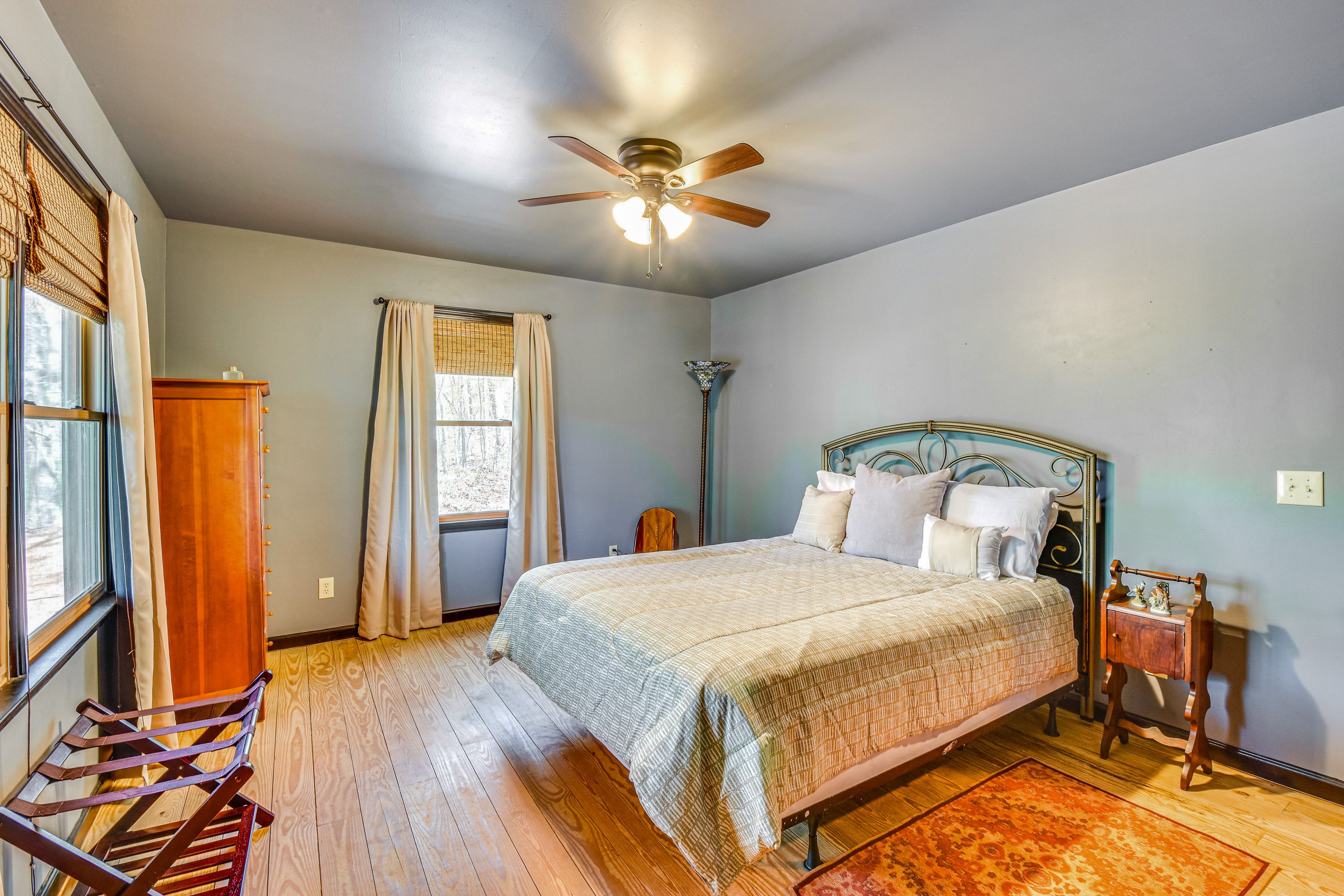 Bedroom 2 | 1st Floor | Queen Bed