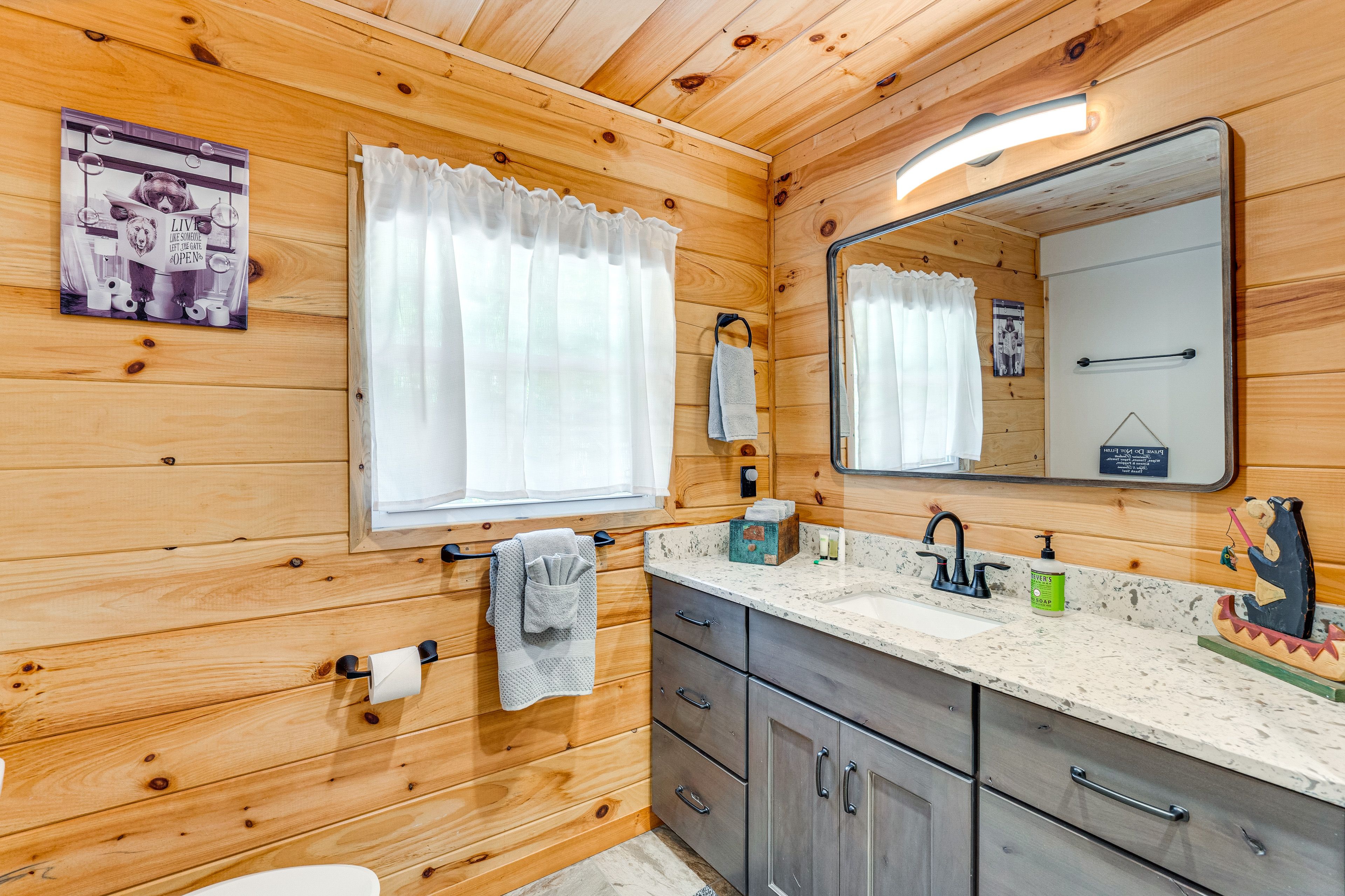 Full Bathroom | Complimentary Toiletries