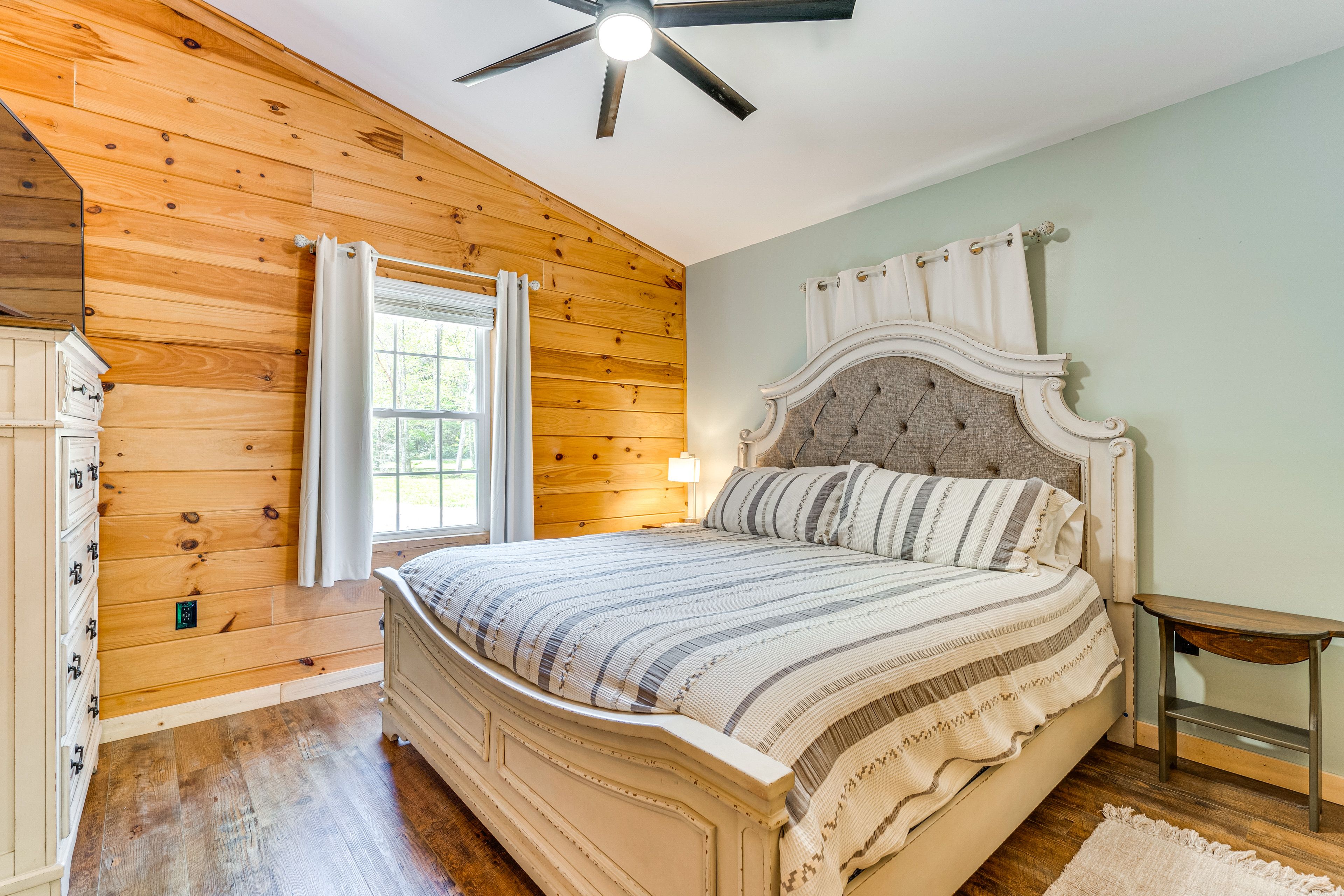 Bedroom 2 | King Bed | Smart TV