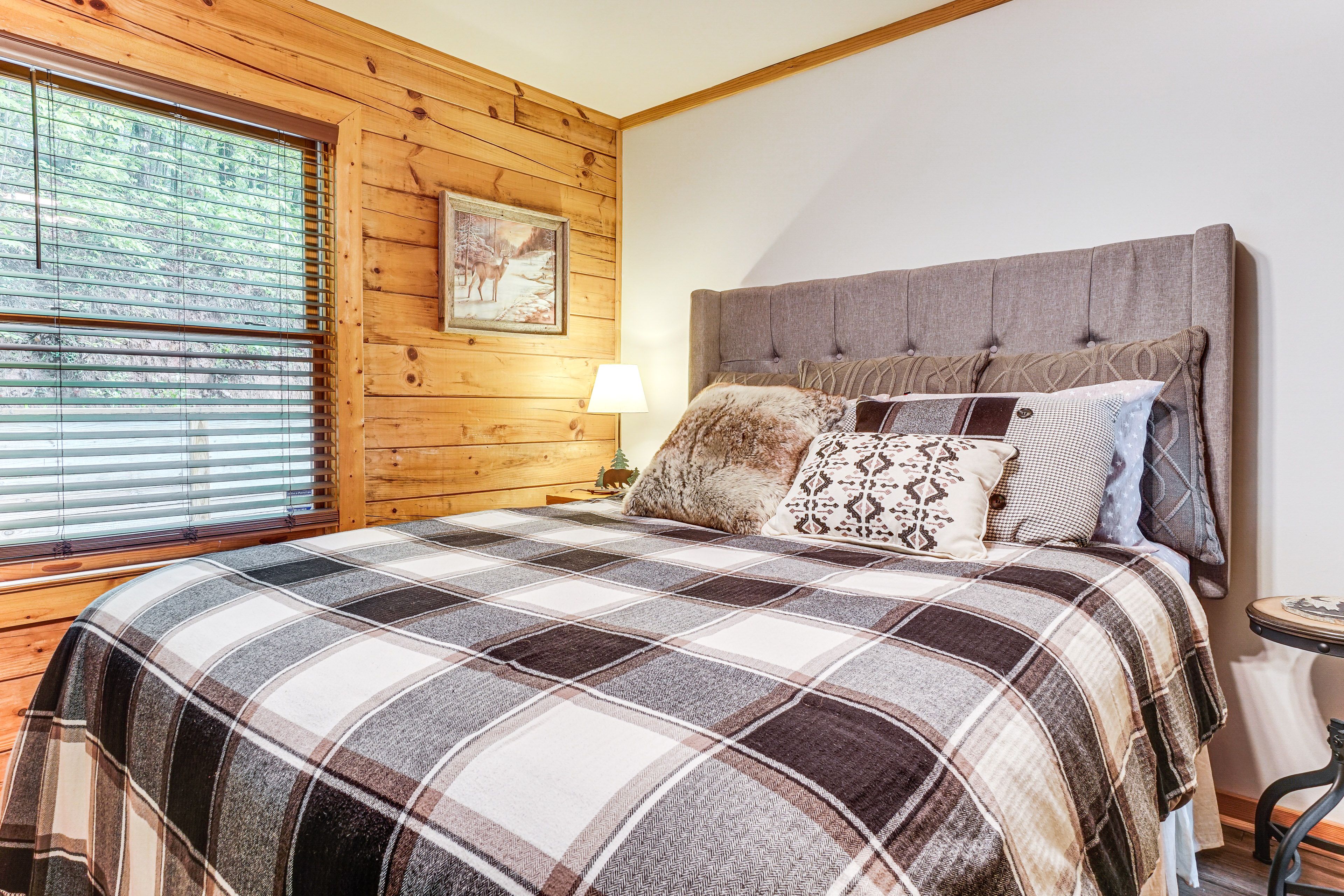 Bedroom 2 | 1st Floor | Queen Bed