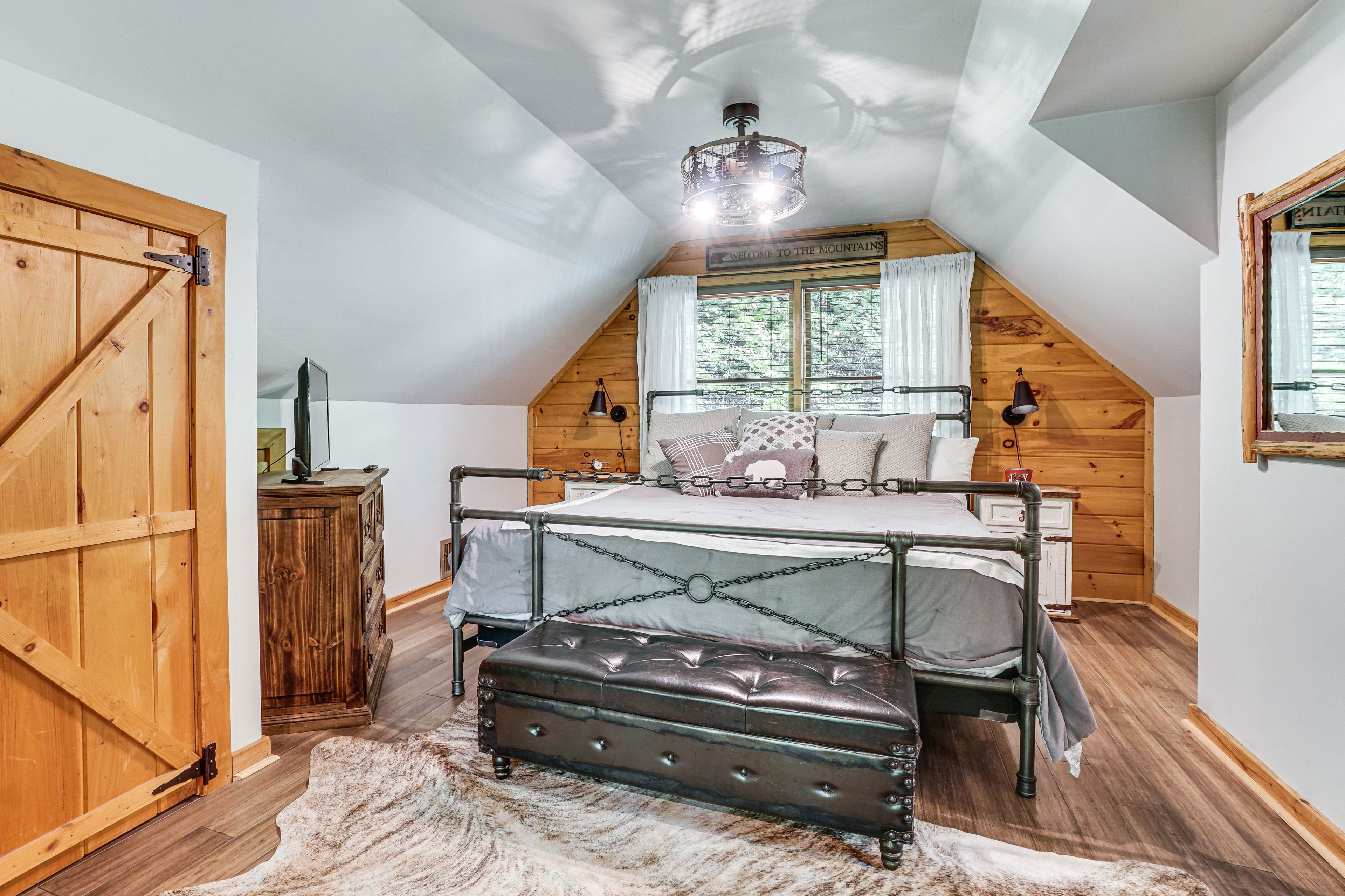 Bedroom 1 (Loft) | 2nd Floor | King Bed | Linens Provided
