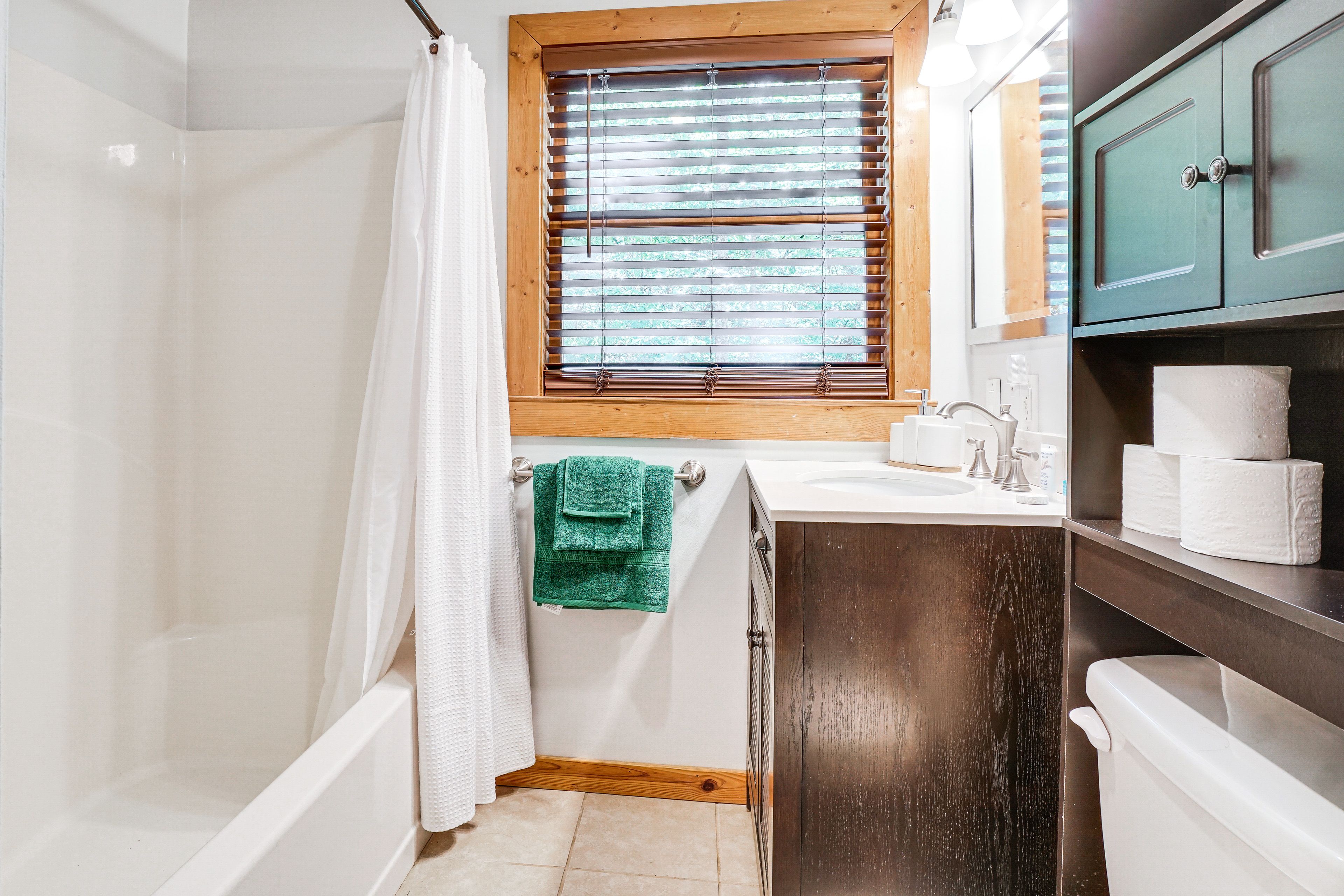 Full Bathroom | 2nd Floor | Towels Provided