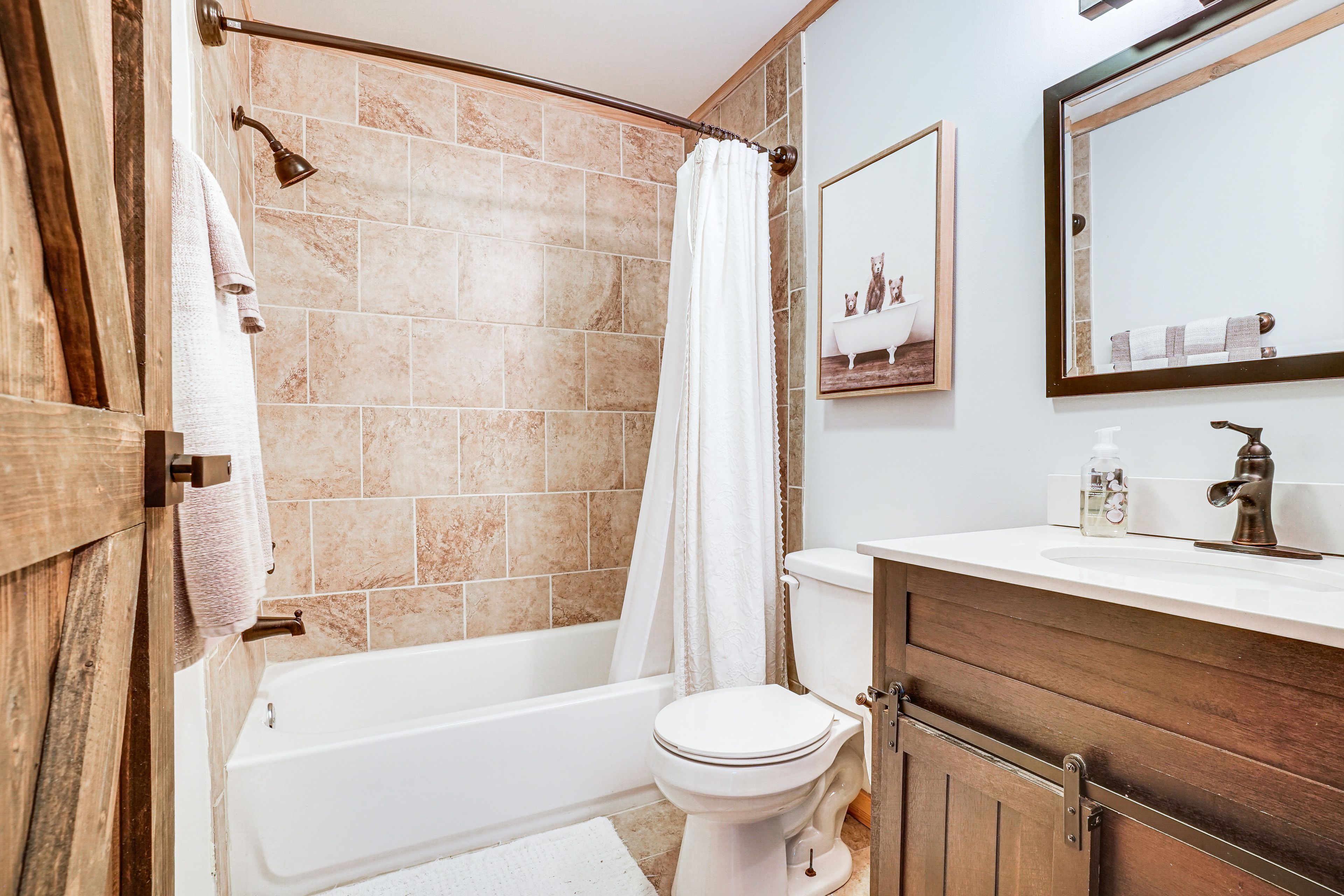 Full Bathroom | 1st Floor | Complimentary Toiletries