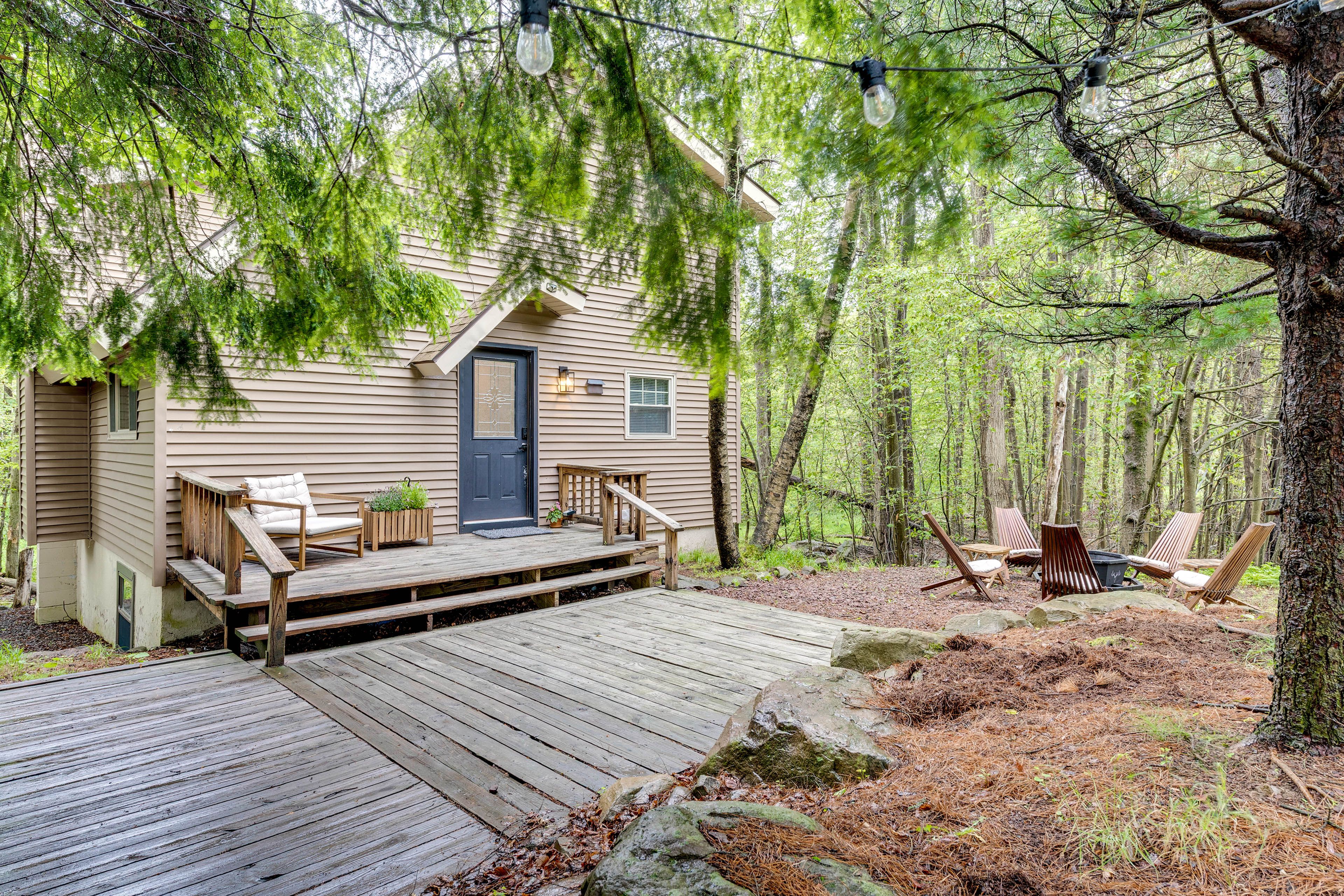 Property Exterior | Driveway (4 Vehicles)