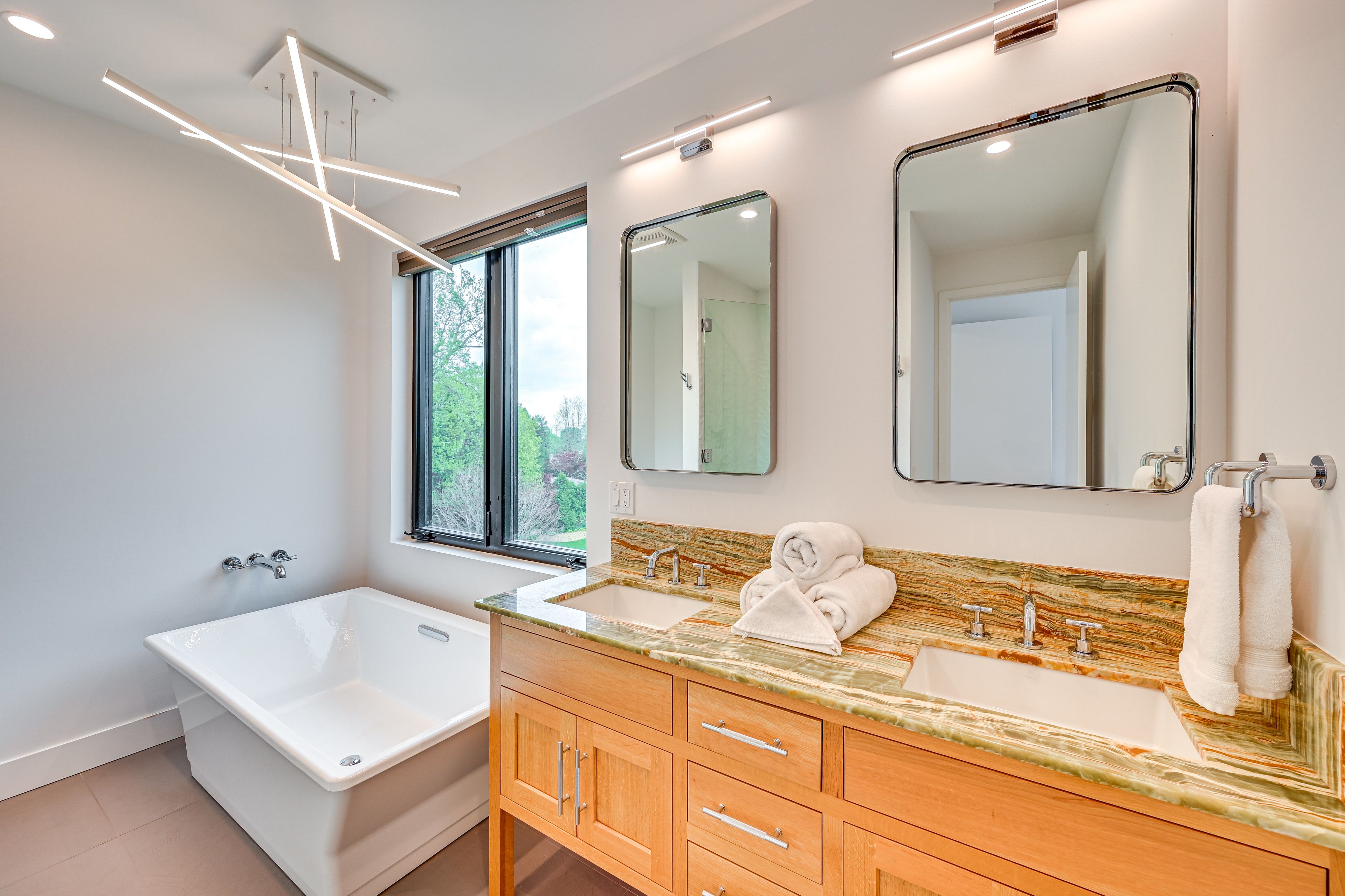 Full Bathroom | Towels Provided | Upper Floor