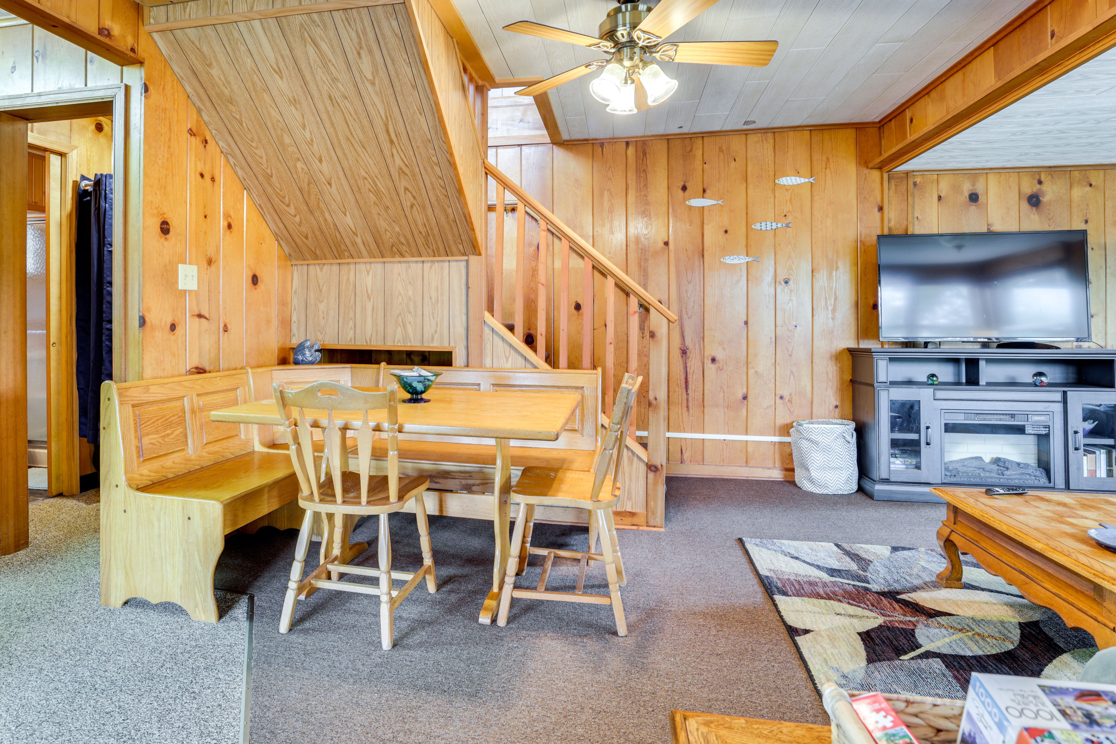Dining Area | Dishware/Flatware Provided | 1st Floor