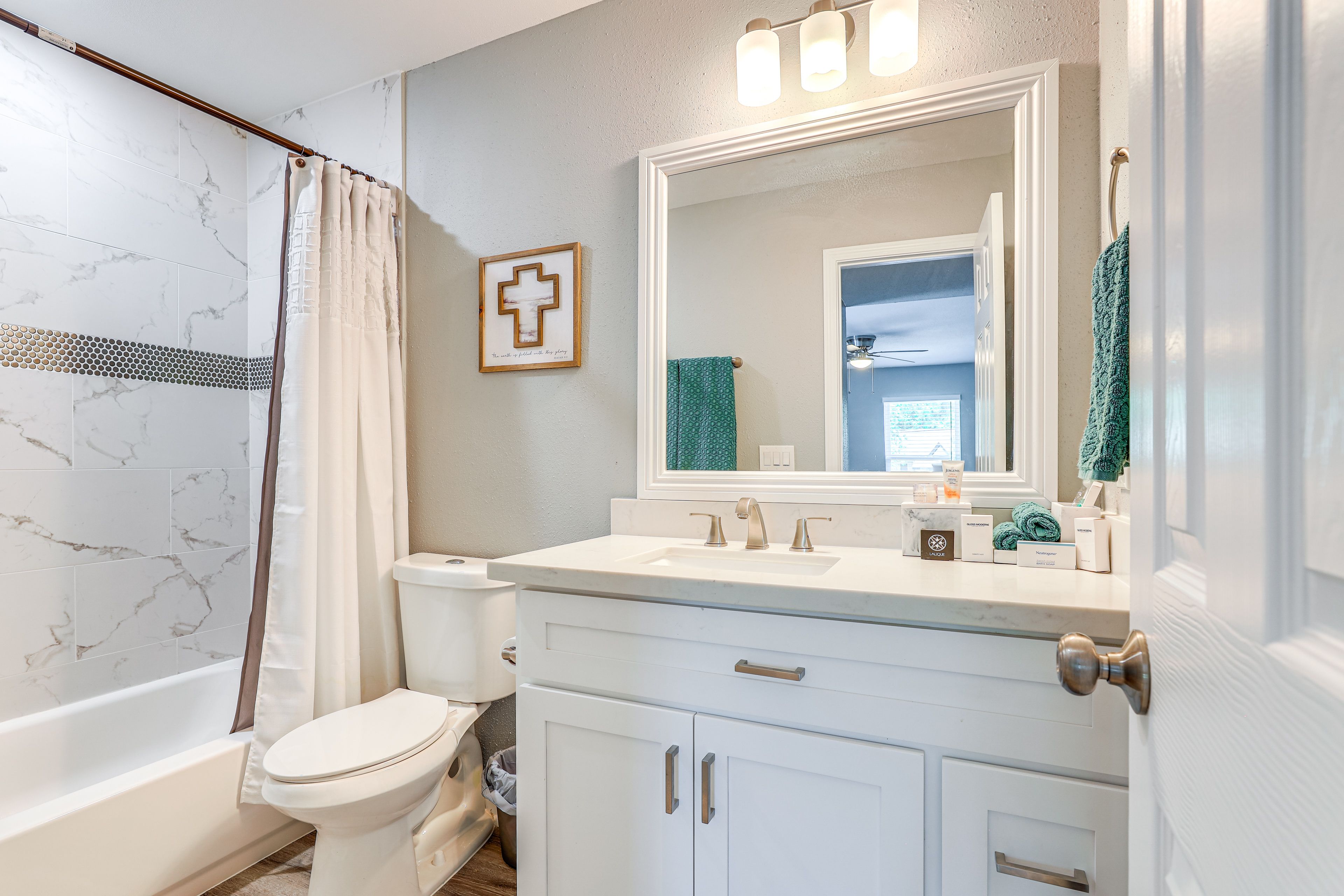 Full Bathroom | 2nd Floor
