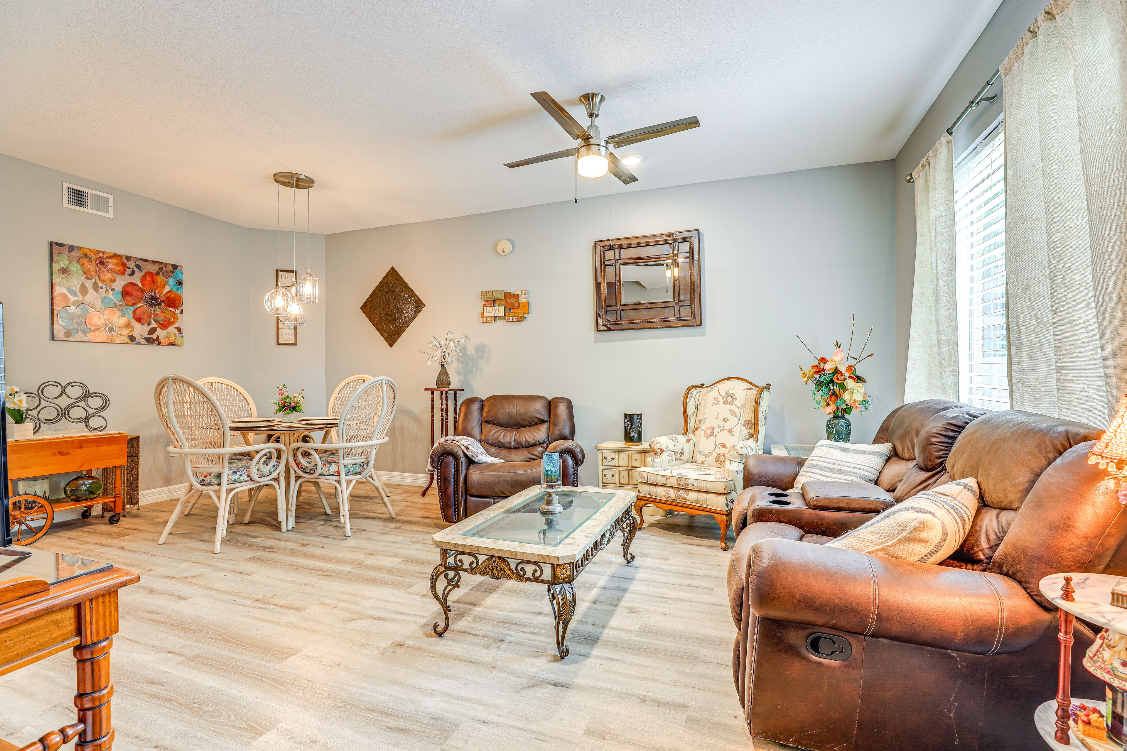 Houston Vacation Rental | 2BR | 3BA | 1,000 Sq Ft | Stairs Required