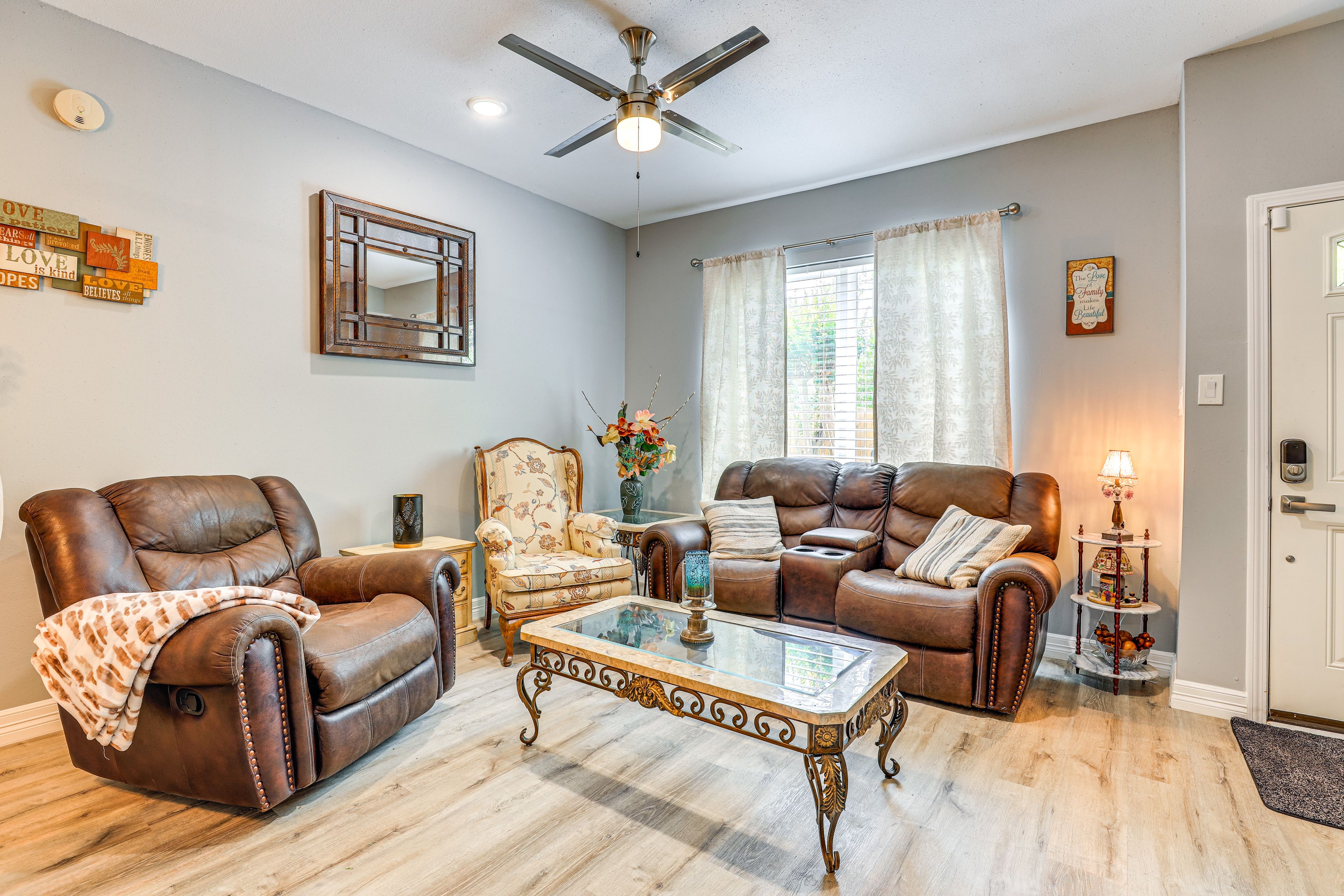 Living Room | Free WiFi | Smart TV | 1st Floor