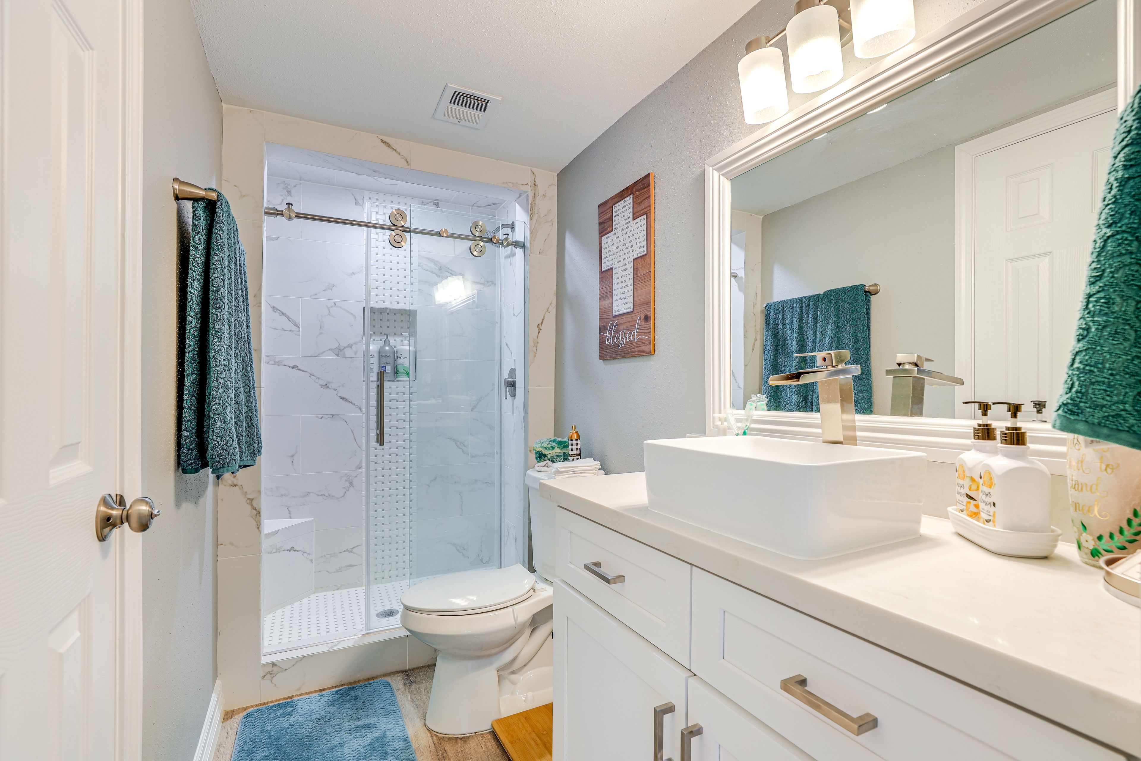 Full Bathroom | Towels Provided | 1st Floor