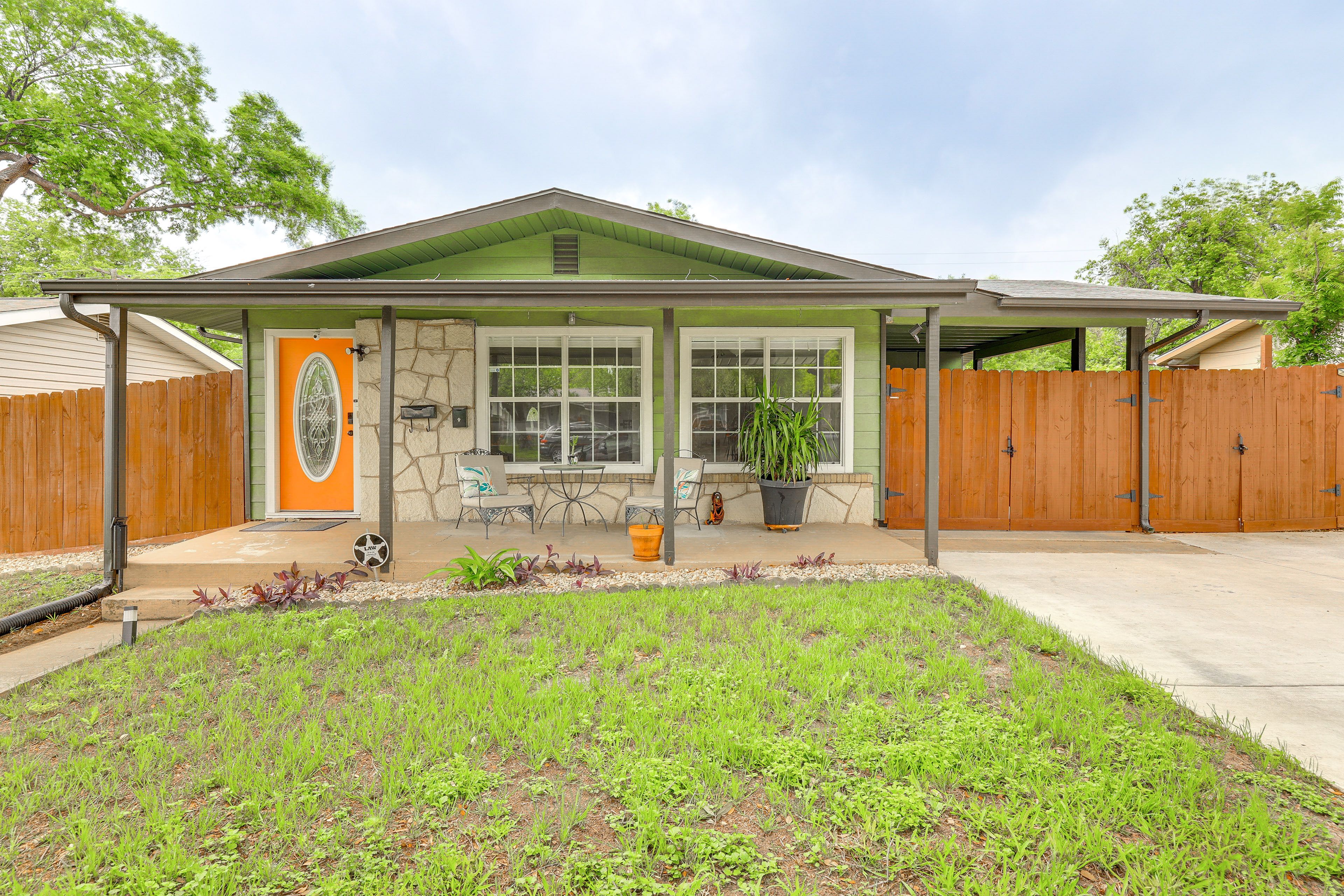 San Antonio Vacation Rental | 2BR | 1BA | 975 Sq Ft | 2 Steps to Enter