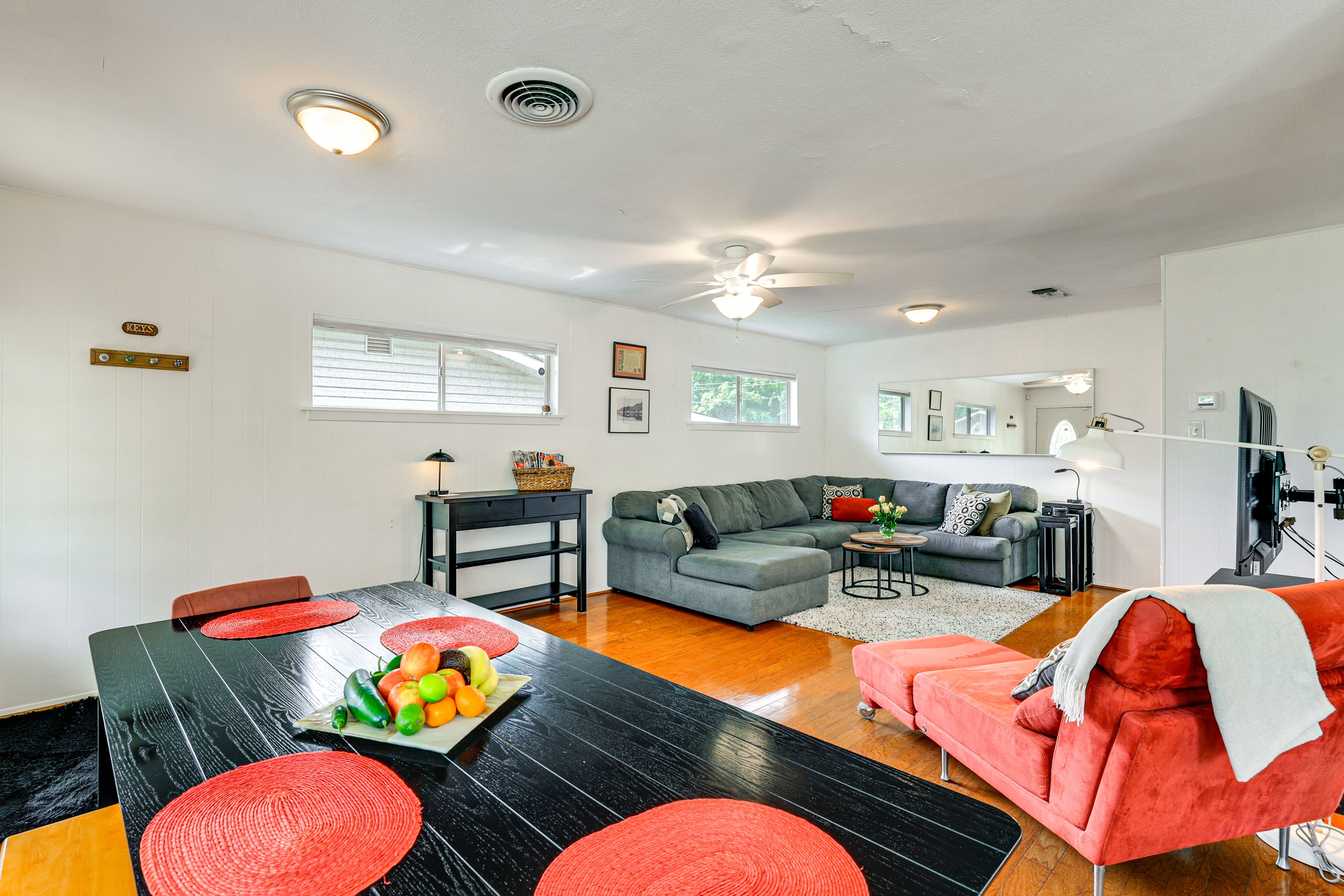 Living Room | Free WiFi | Central Heating & A/C | Smart TV