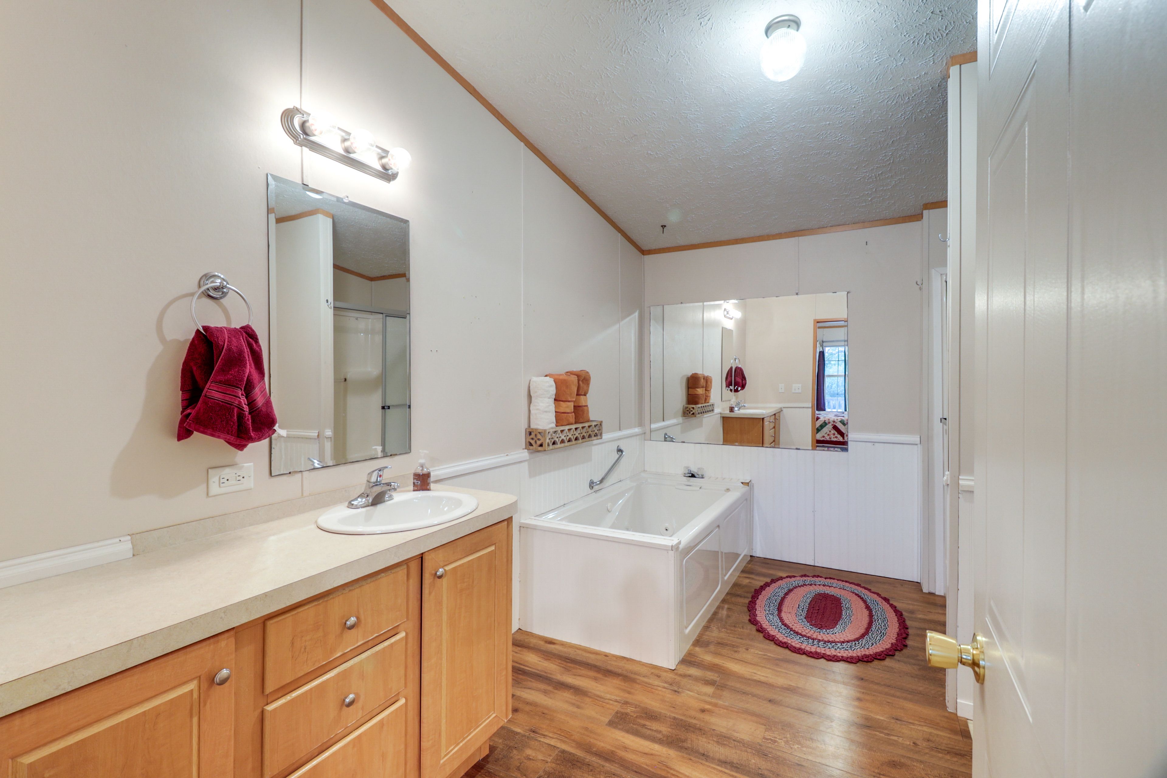 En-Suite Bathroom | Towels & Linens Provided