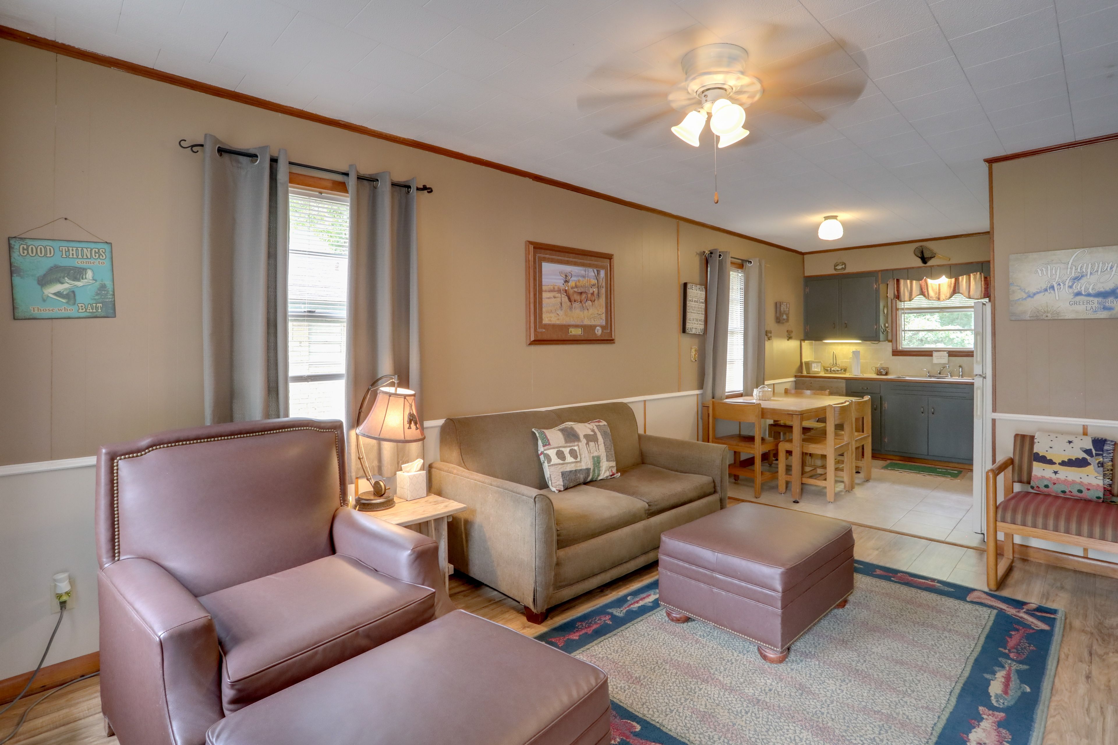 Living Room | Smart TV | Free WiFi | Central Air Conditioning/Heat
