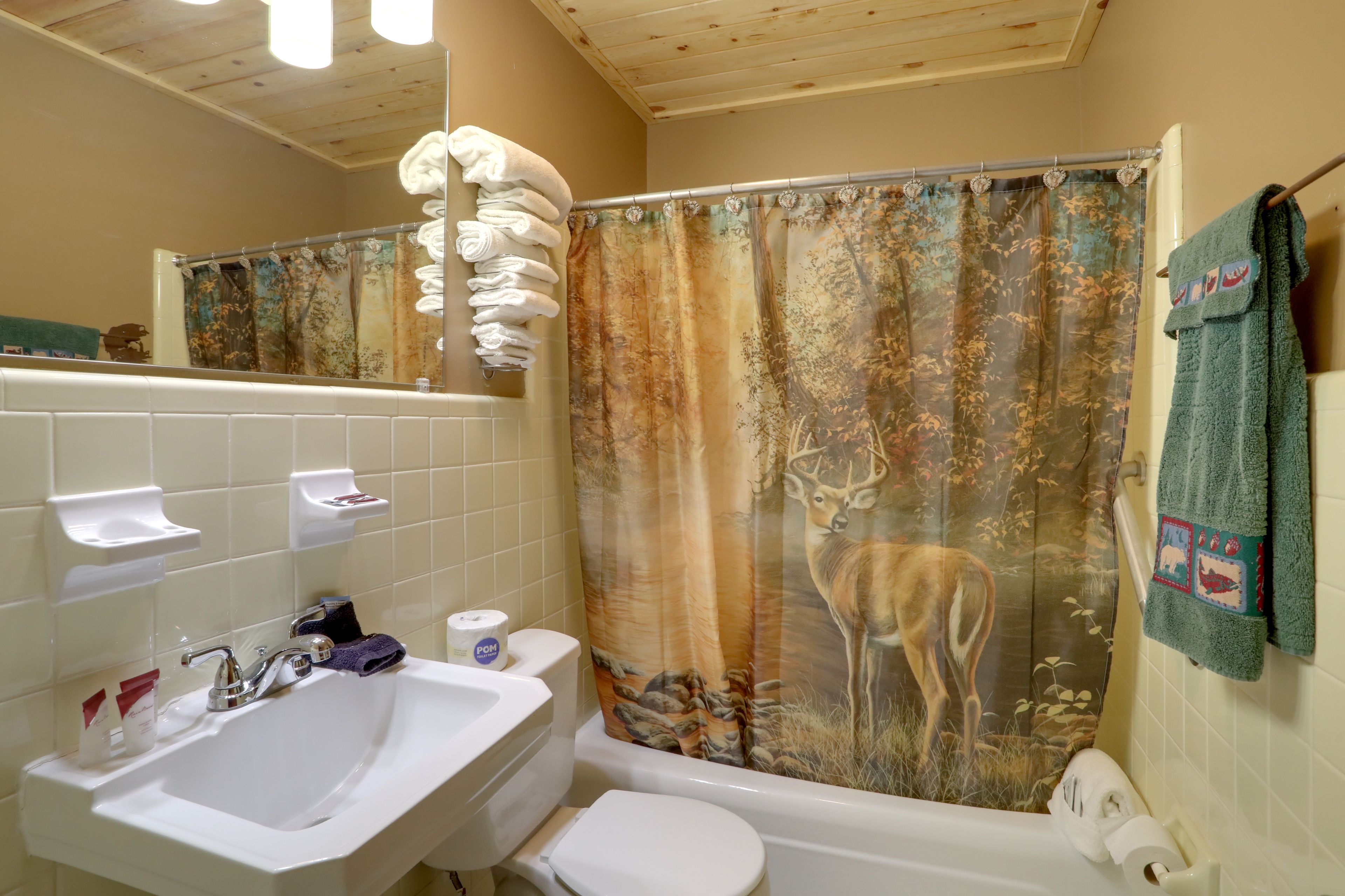 Full Bathroom | Towels Provided