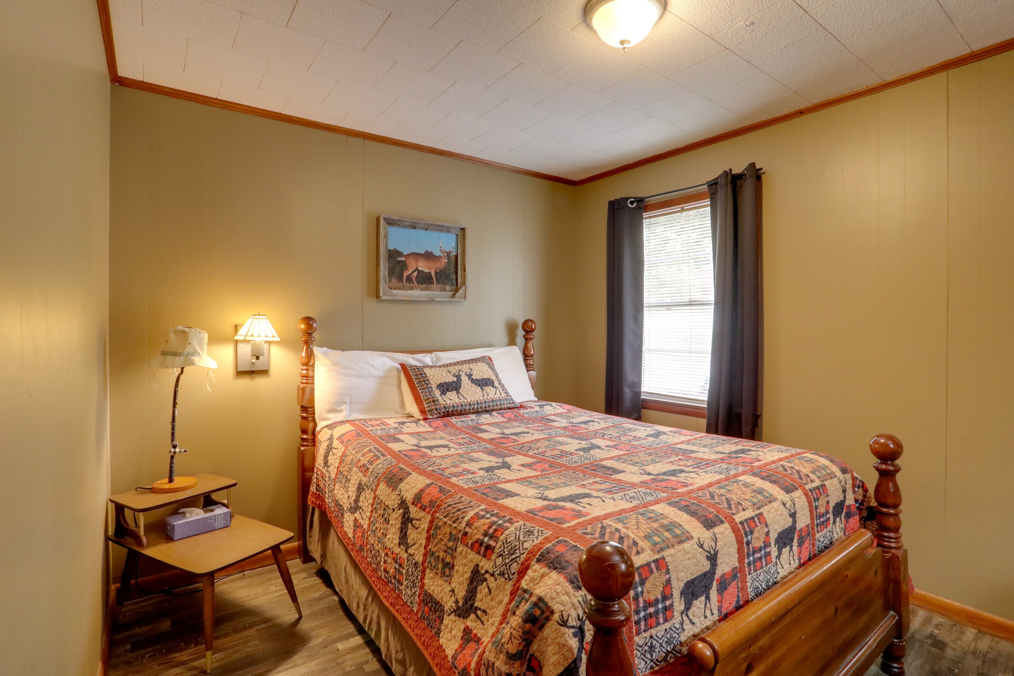 Bedroom 1 | Queen Bed