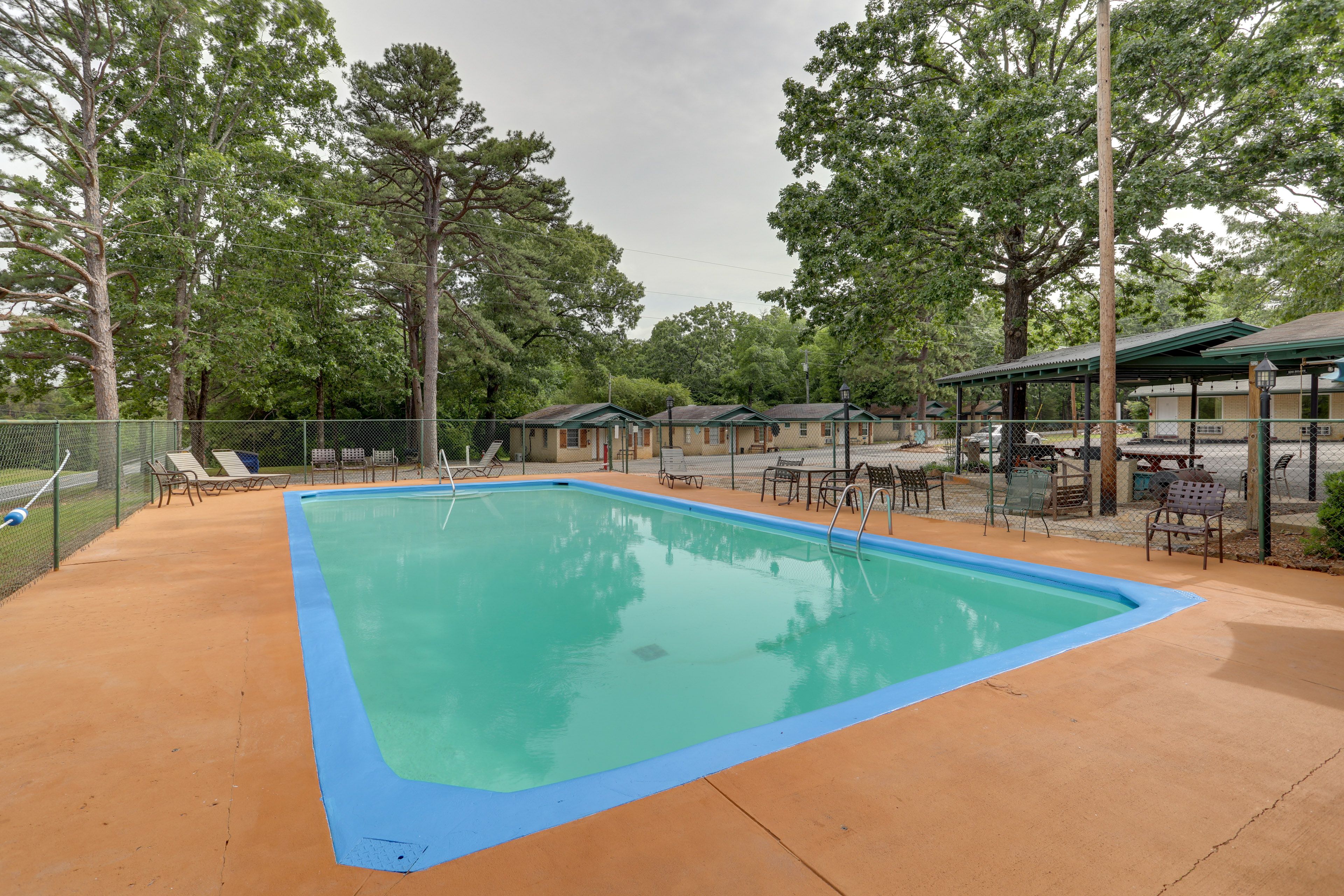 Southern Comfort Inn & Resort Community Amenities | Seasonal Pool