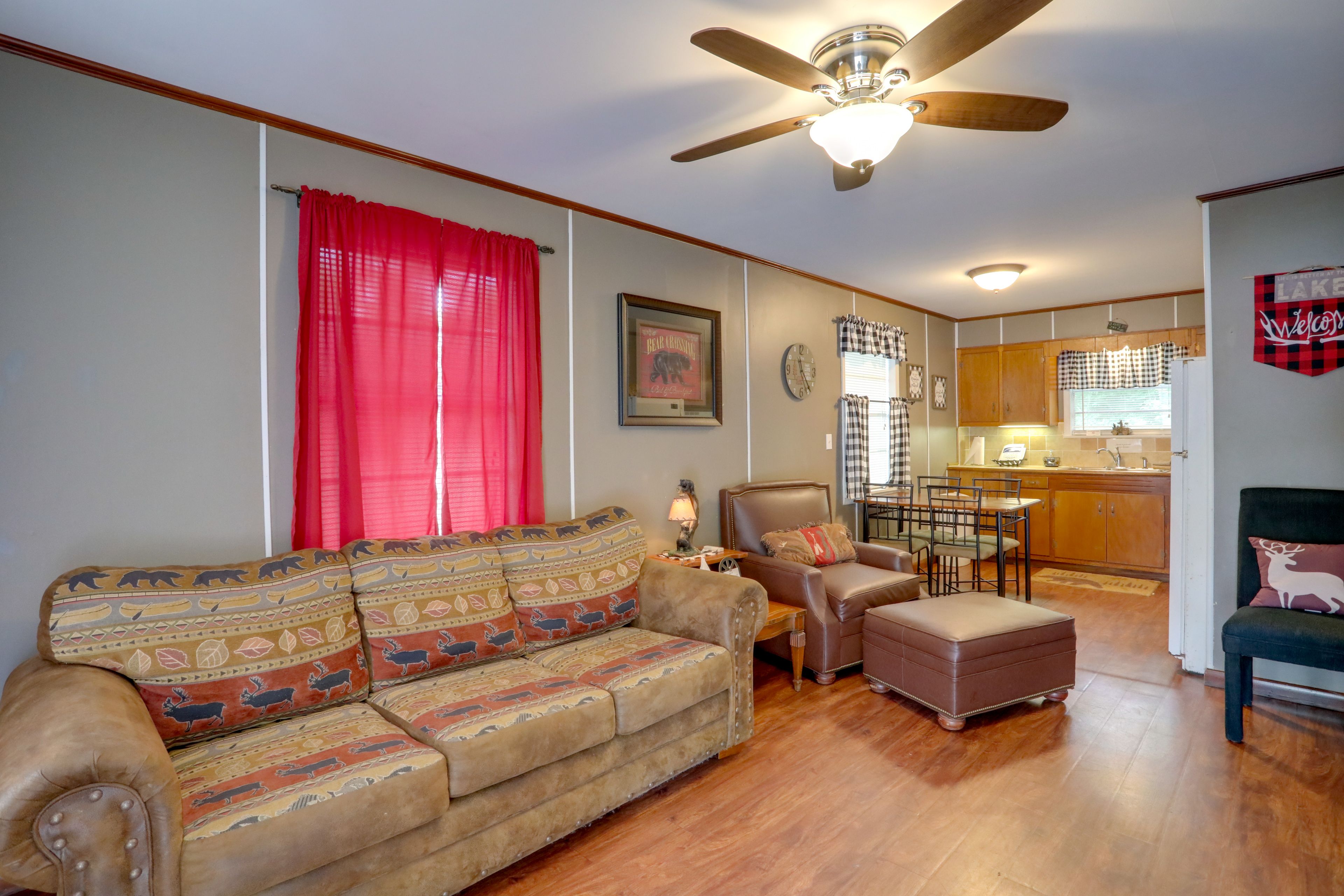 Living Room | Smart TV | Free WiFi | Central Air Conditioning/Heat